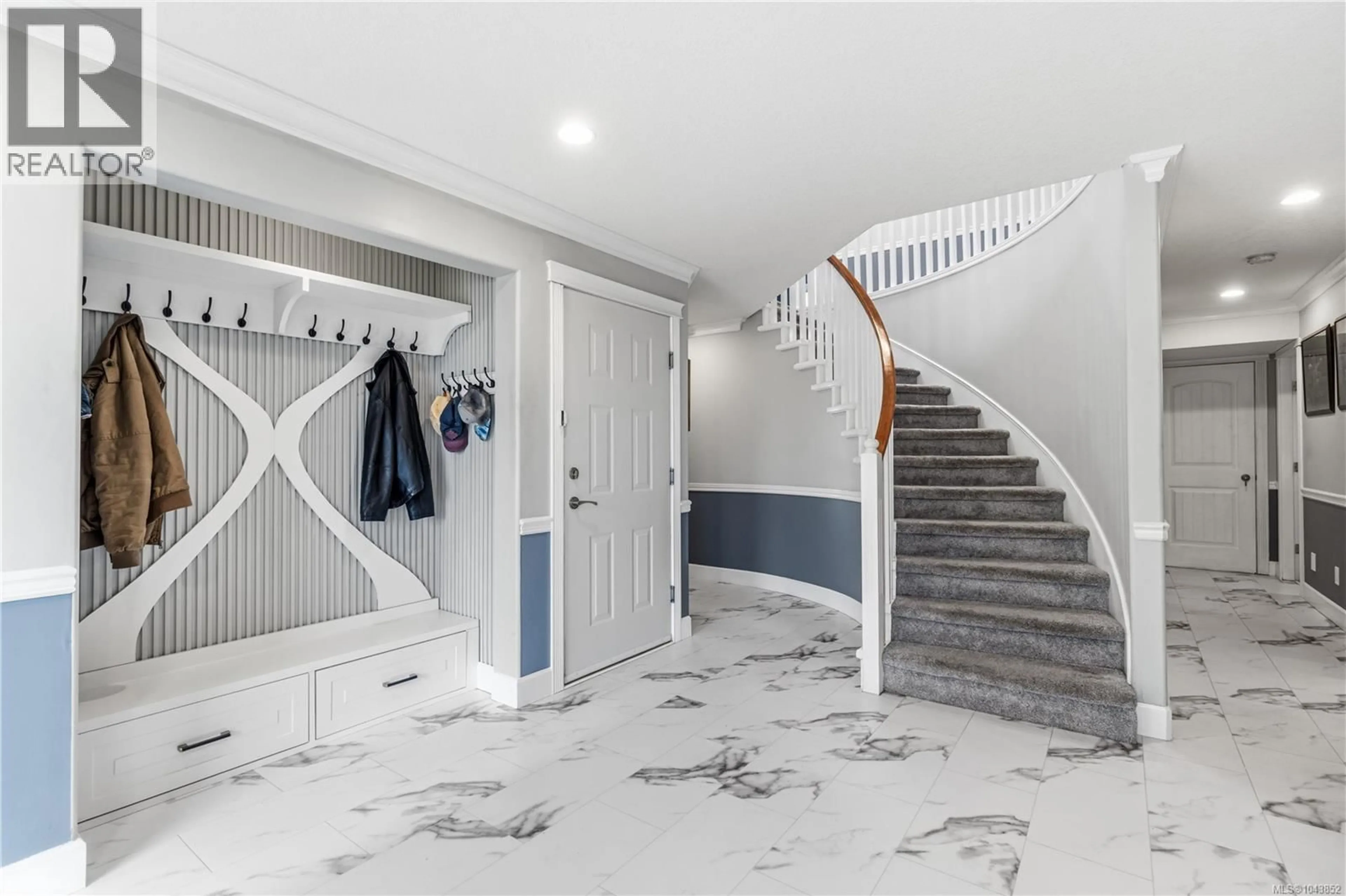 Indoor foyer for 5961 WALDBANK ROAD, Nanaimo British Columbia V9V1P1