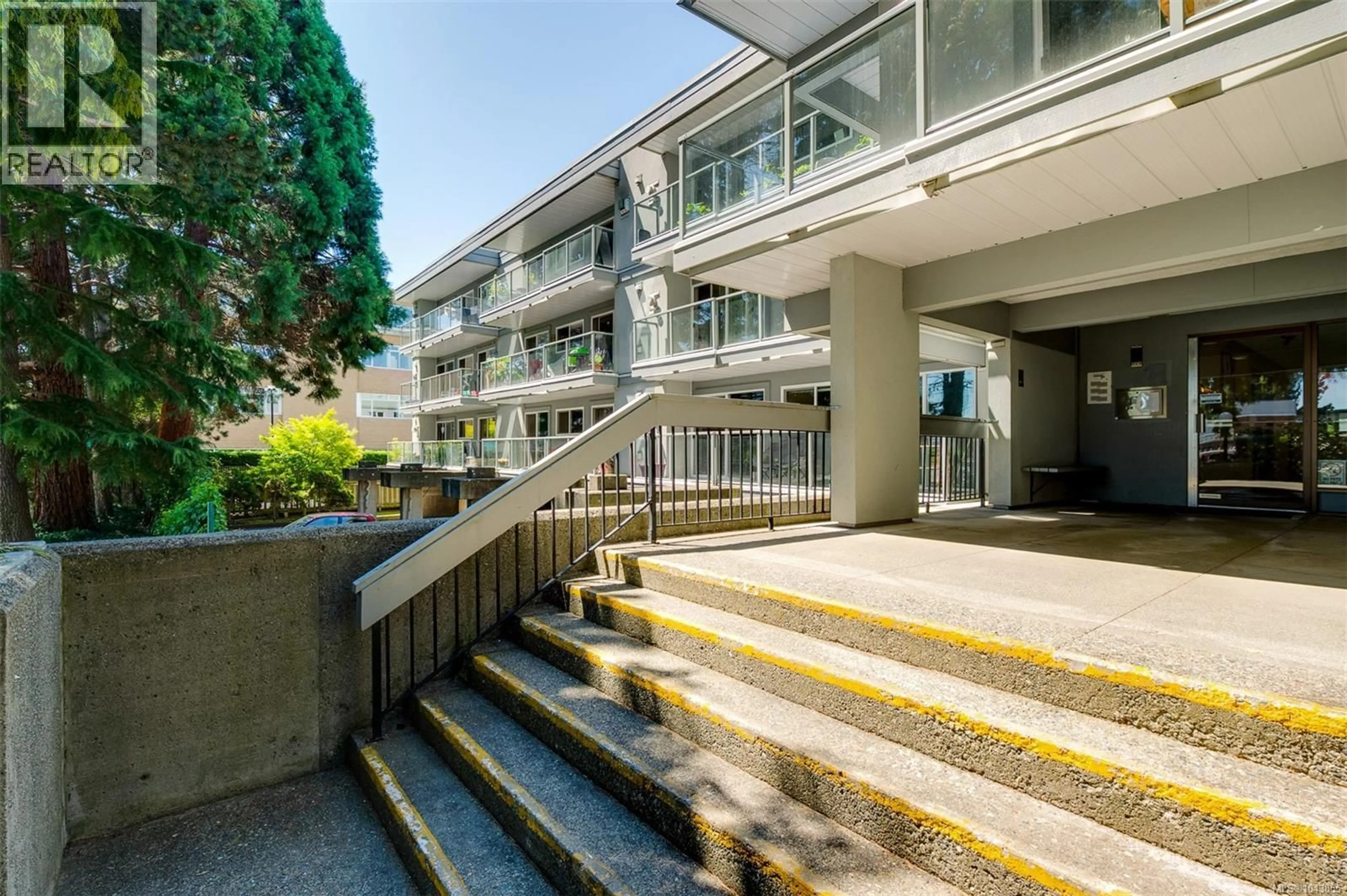 Indoor foyer for 206 - 2022 FOUL BAY ROAD, Victoria British Columbia V8R5A9