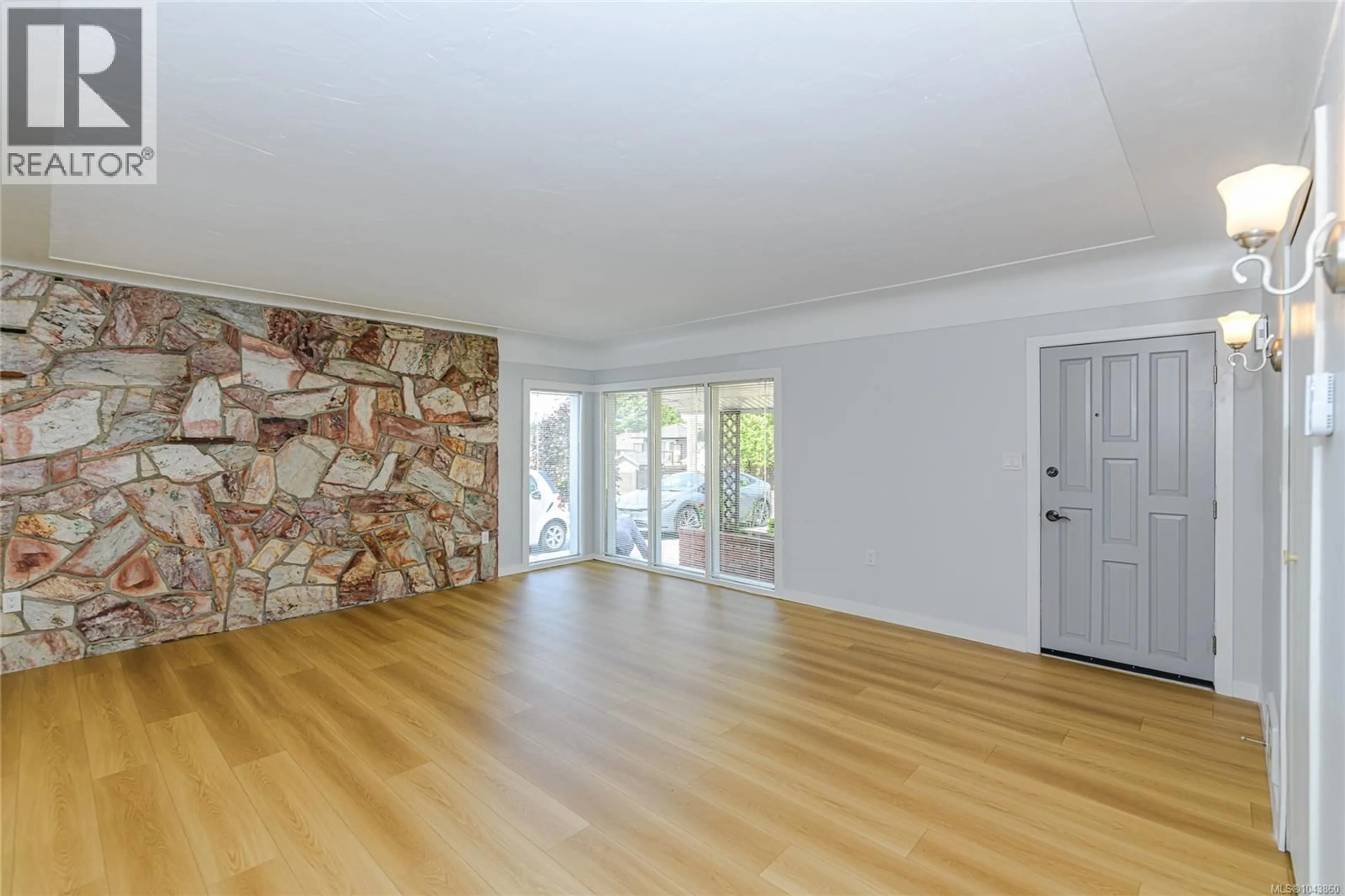 Indoor foyer for 2817 ADELAIDE AVENUE, Saanich British Columbia V9A2L3