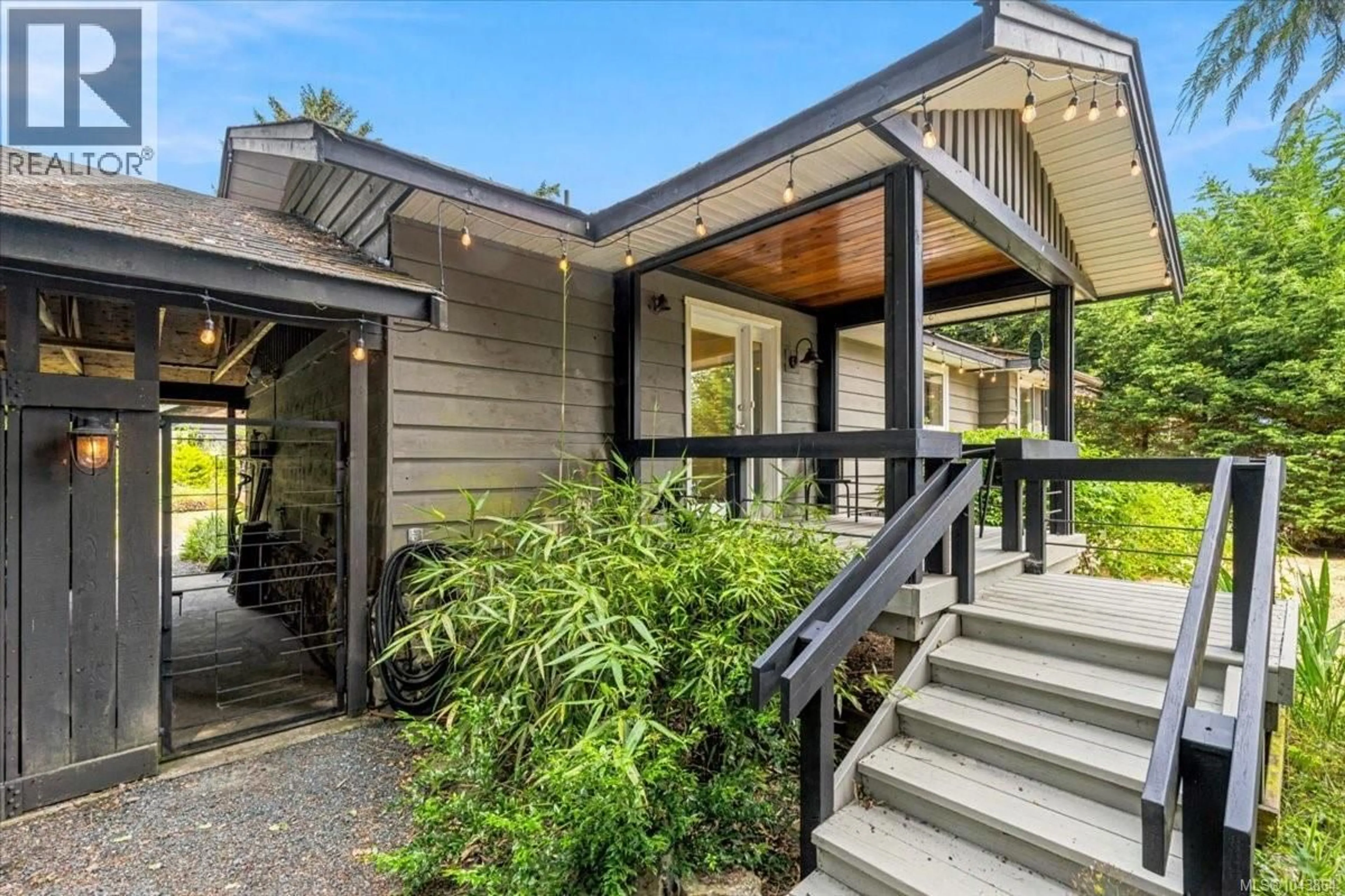 Home with vinyl exterior material, unknown for 381 DUNSMUIR ROAD, Qualicum Beach British Columbia V9K2A1
