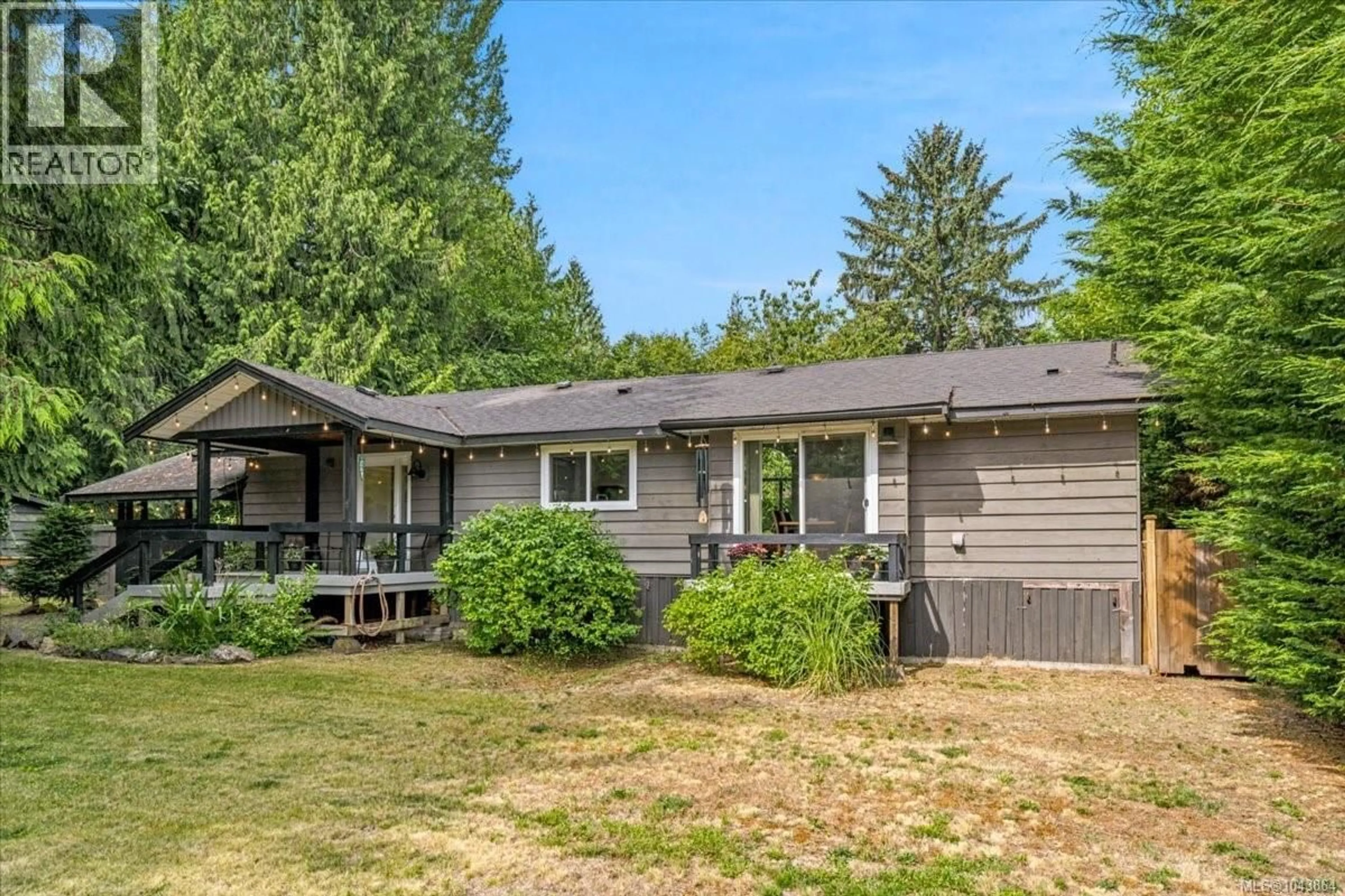 Home with vinyl exterior material, unknown for 381 DUNSMUIR ROAD, Qualicum Beach British Columbia V9K2A1