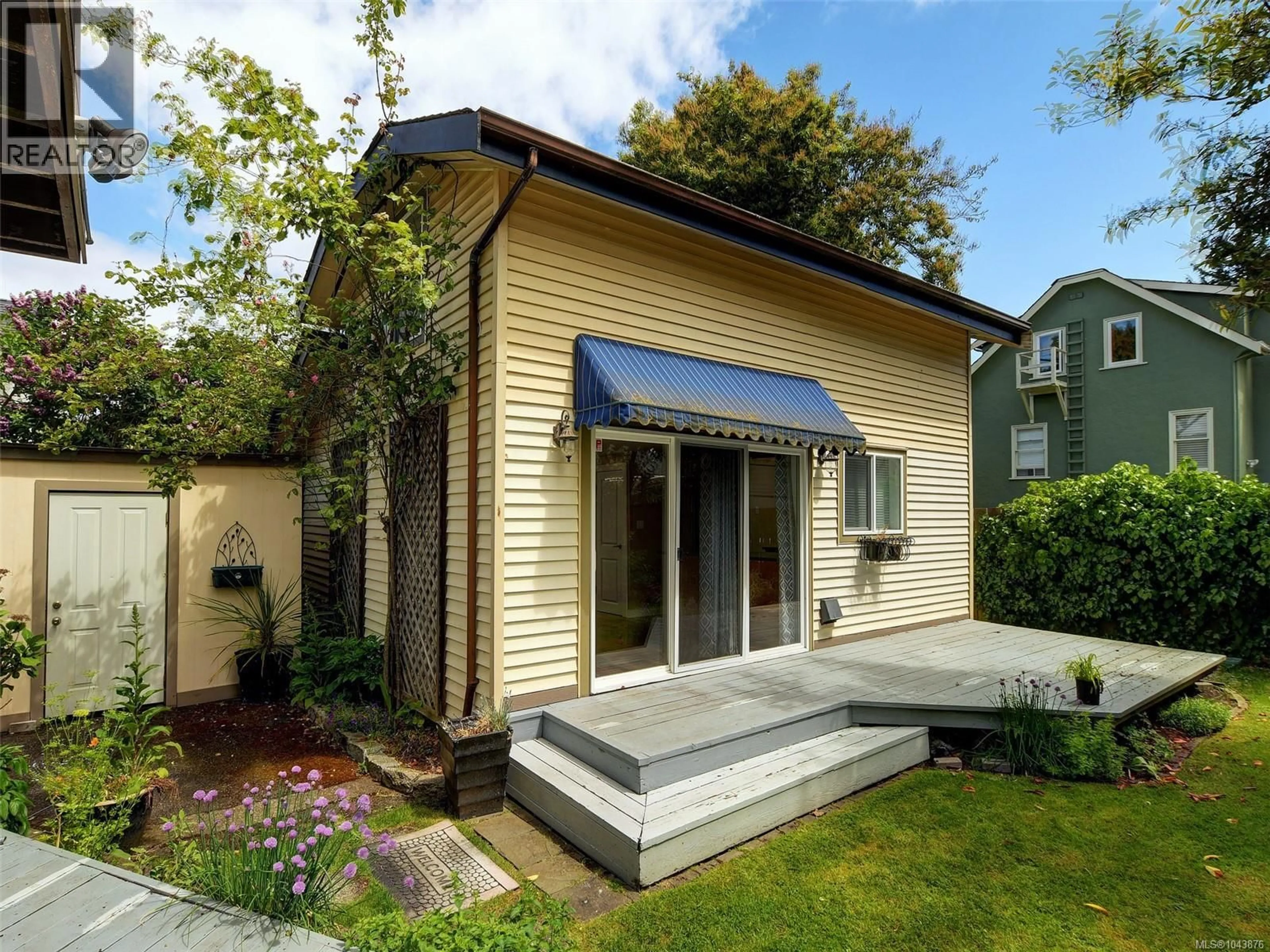 Home with vinyl exterior material, street for 121/123 SOUTH TURNER STREET, Victoria British Columbia V8V2J9