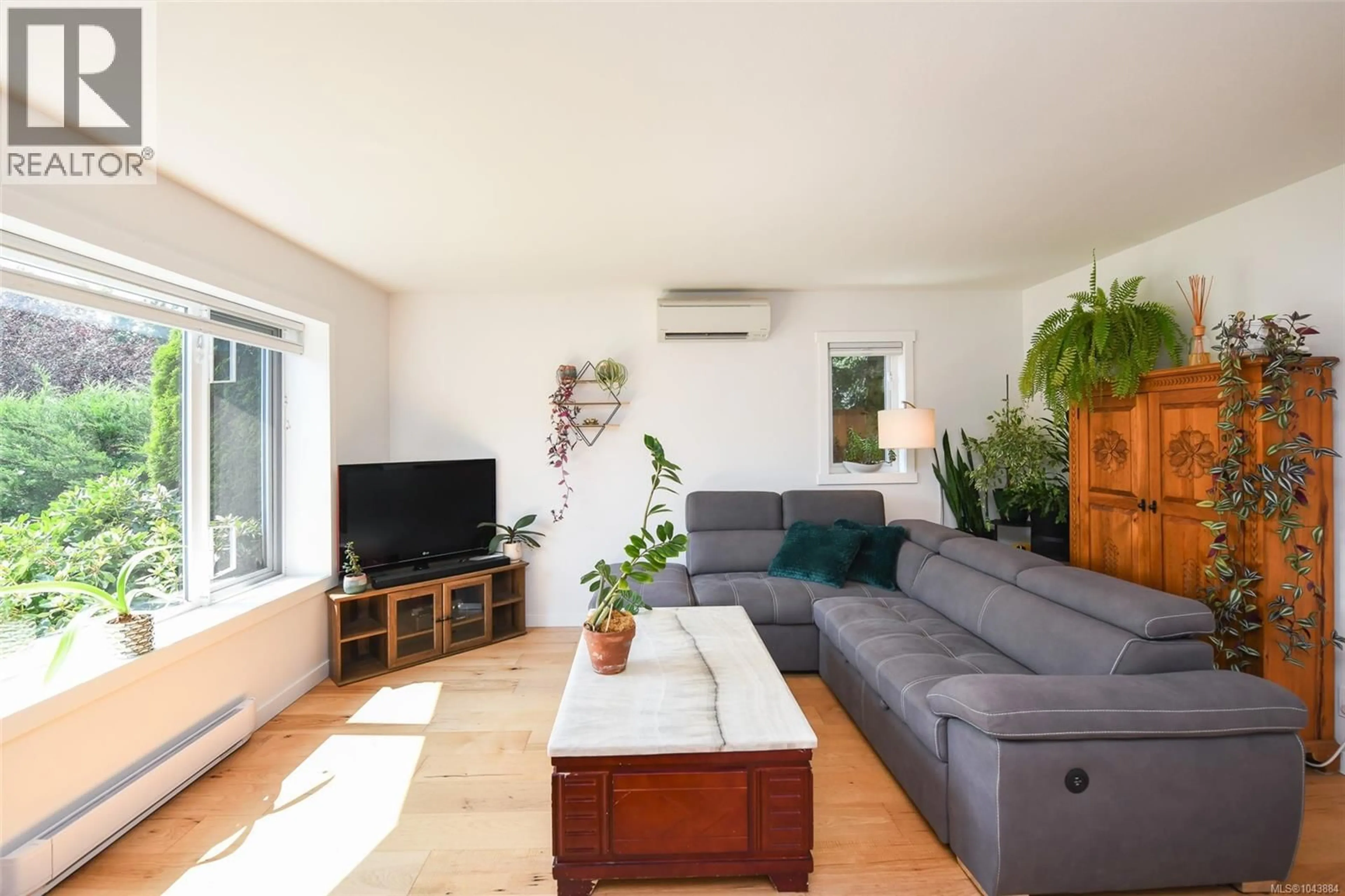 Living room with furniture, wood/laminate floor for 2161 LEXINGTON PLACE, Courtenay British Columbia V9N2C5