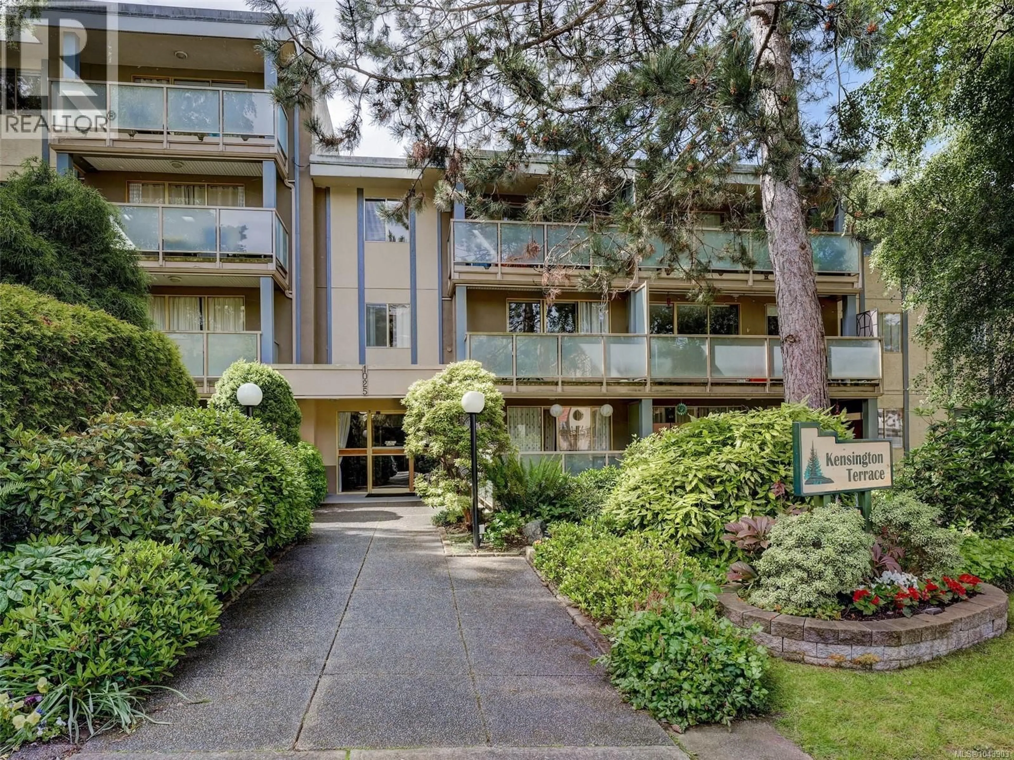 Indoor foyer for 416 - 1025 INVERNESS ROAD, Saanich British Columbia V8X2S2