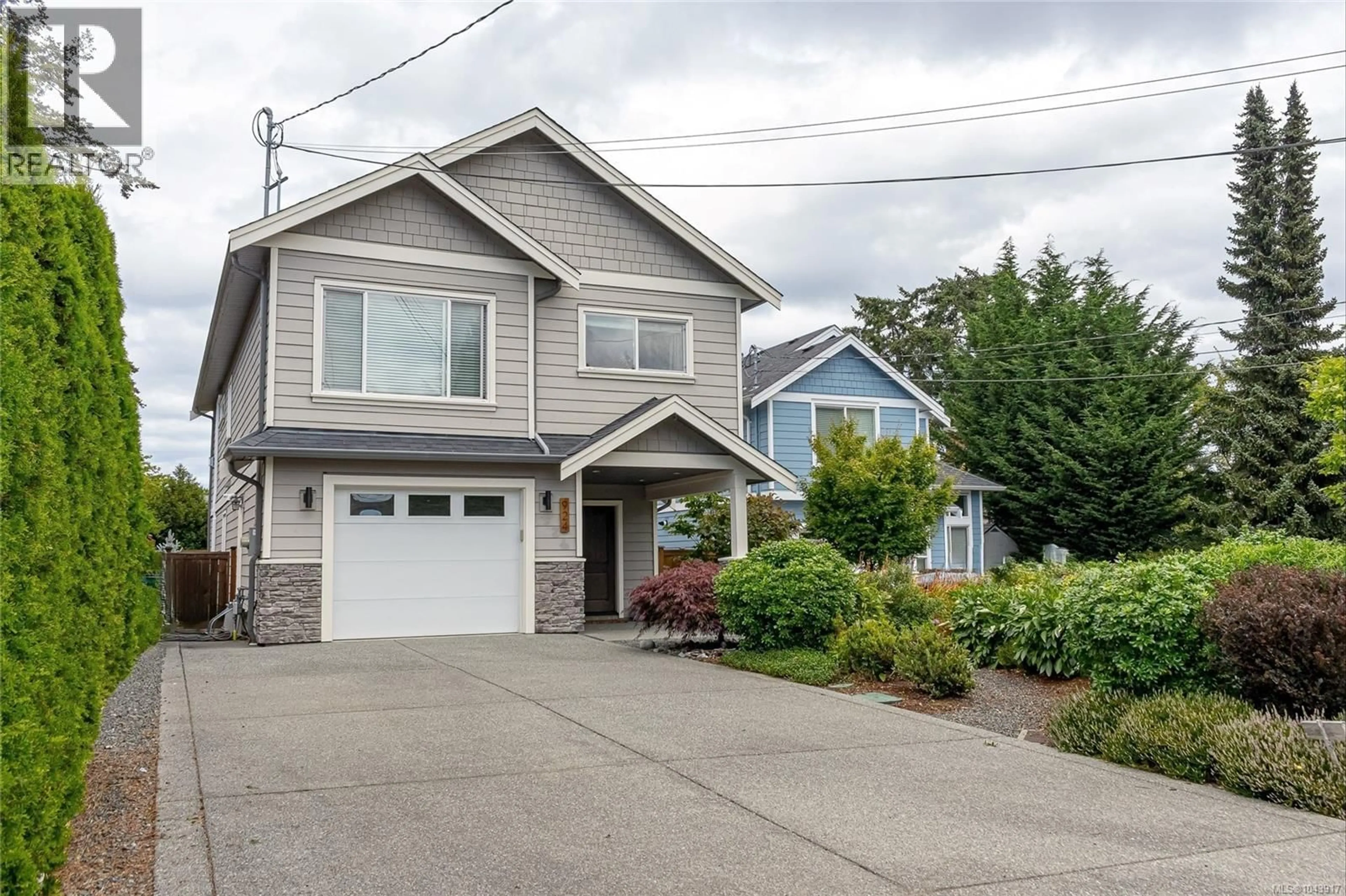 Home with vinyl exterior material, street for 924 SNOWDROP AVENUE, Saanich British Columbia V8Z2N4