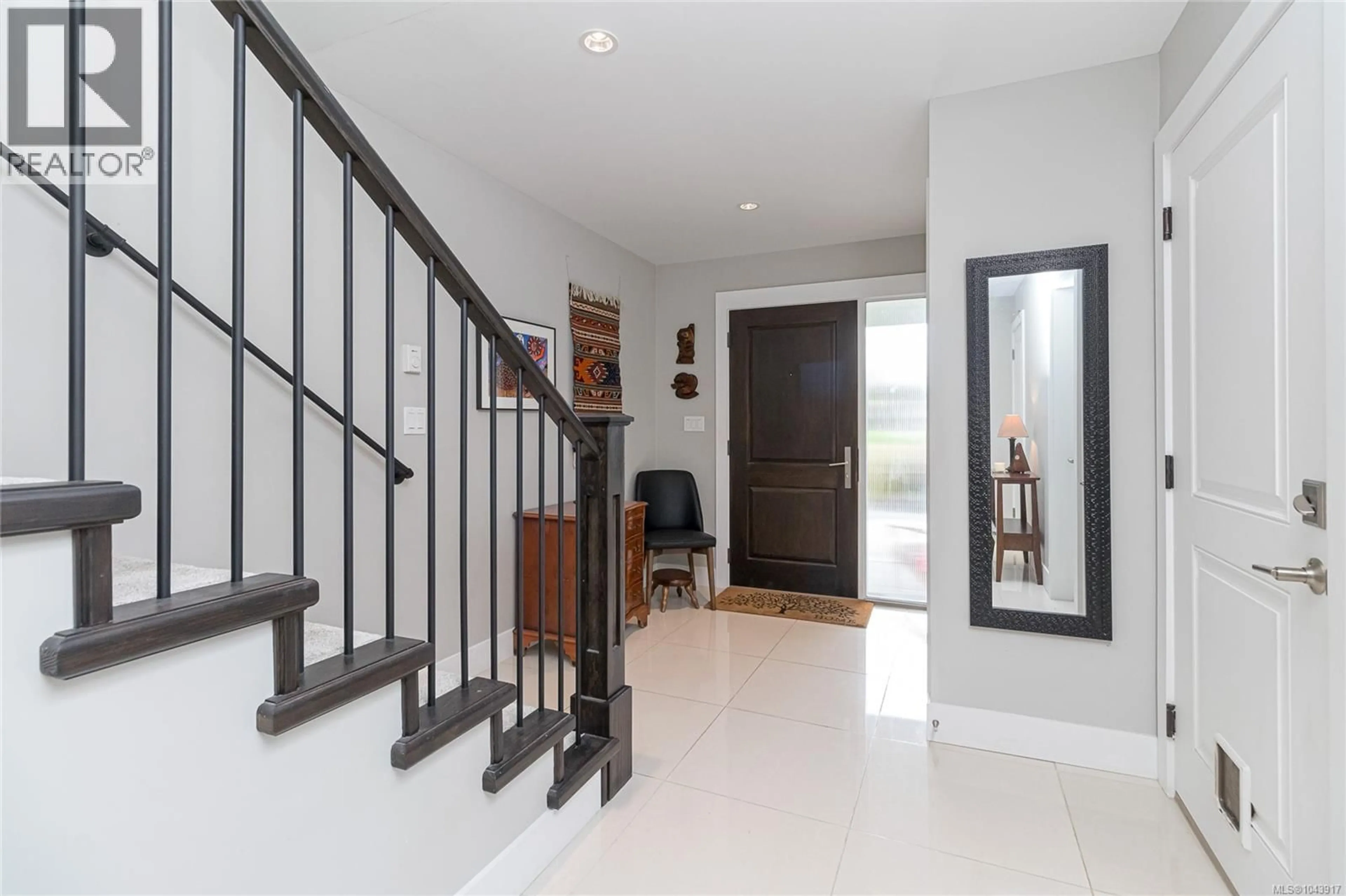 Indoor entryway for 924 SNOWDROP AVENUE, Saanich British Columbia V8Z2N4