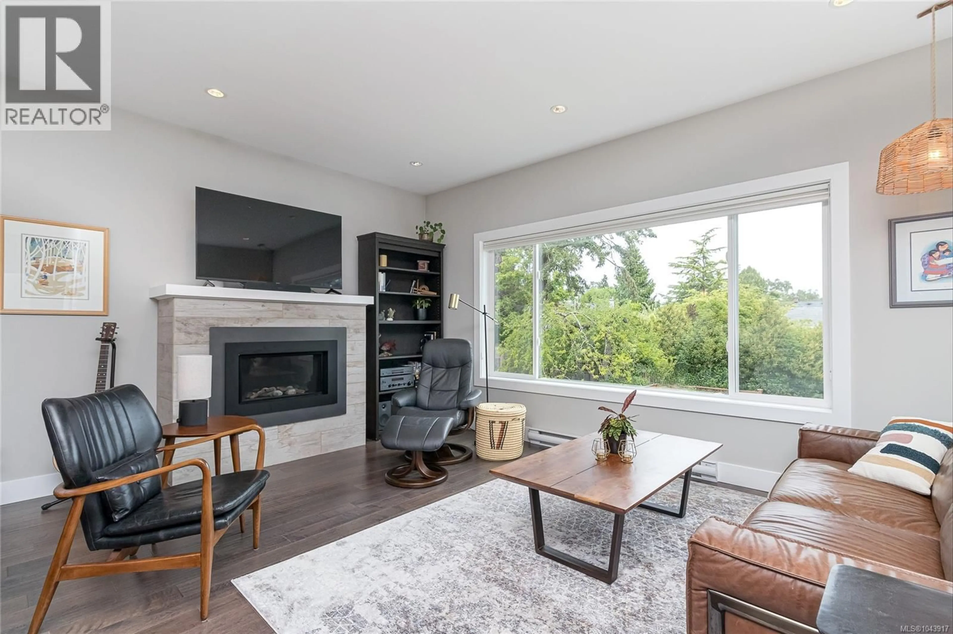 Living room with furniture, wood/laminate floor for 924 SNOWDROP AVENUE, Saanich British Columbia V8Z2N4