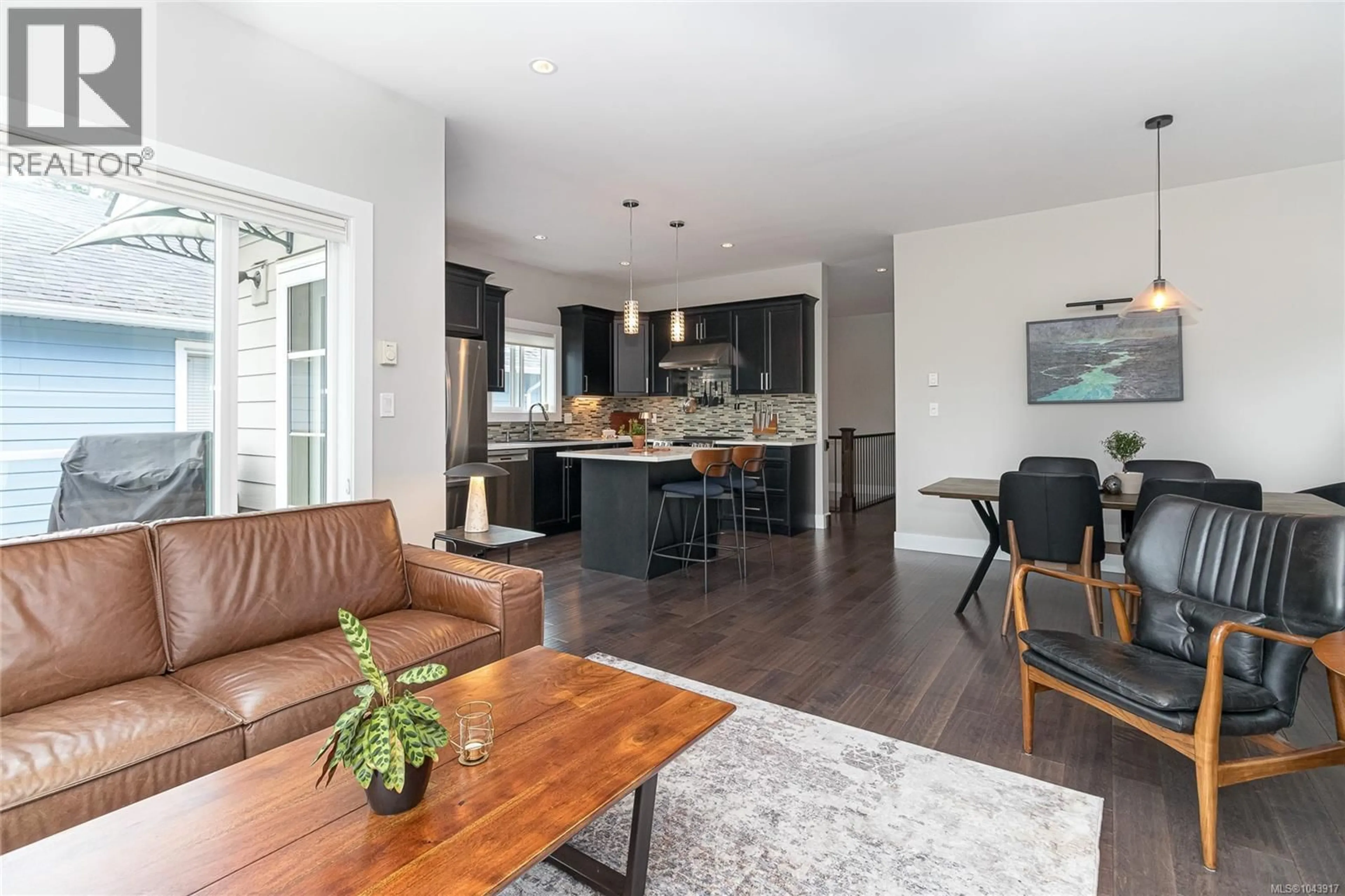 Open concept kitchen, wood/laminate floor for 924 SNOWDROP AVENUE, Saanich British Columbia V8Z2N4