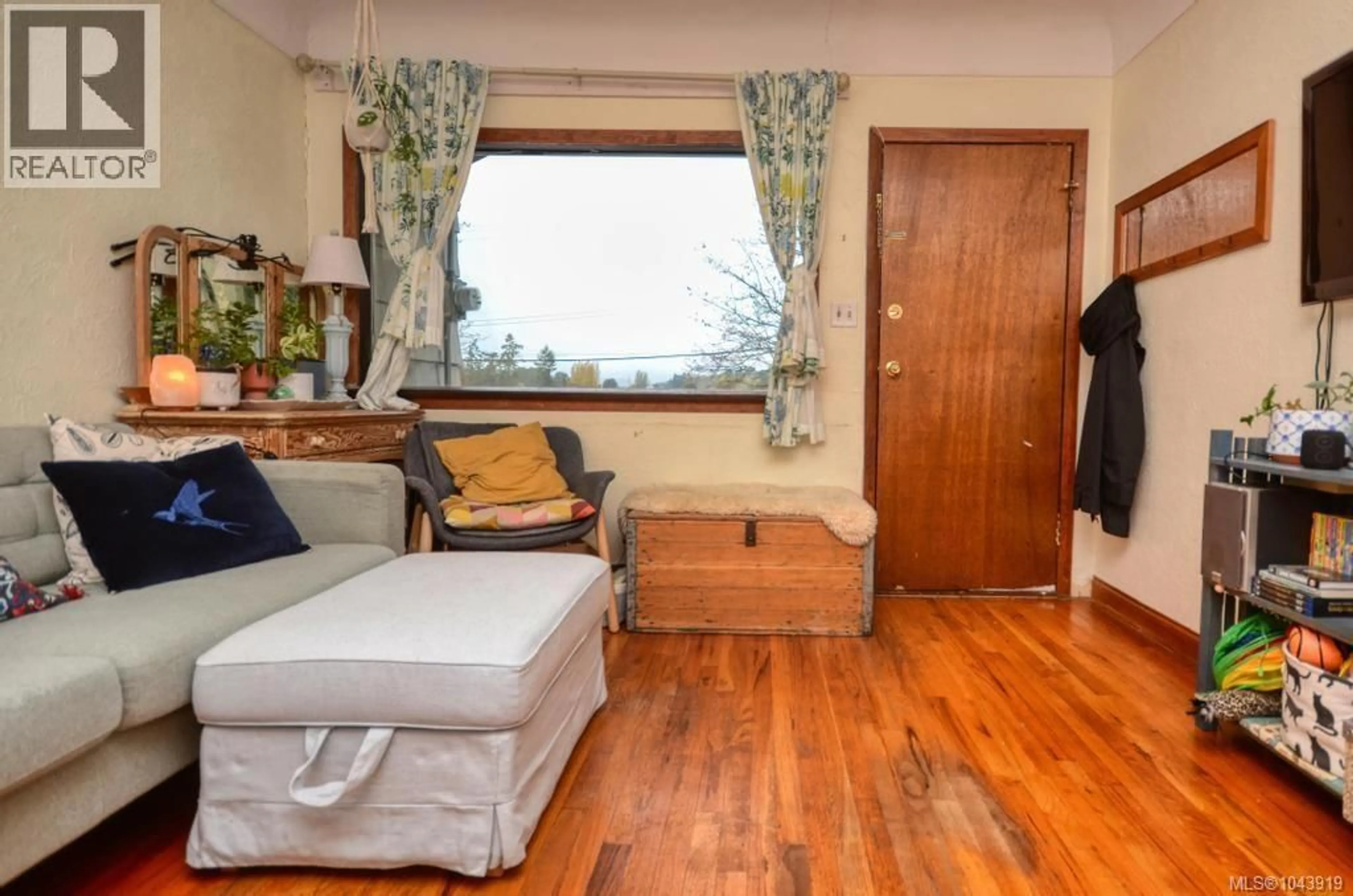 Living room with furniture, wood/laminate floor for 871 FLEMING STREET, Esquimalt British Columbia V9A5V3