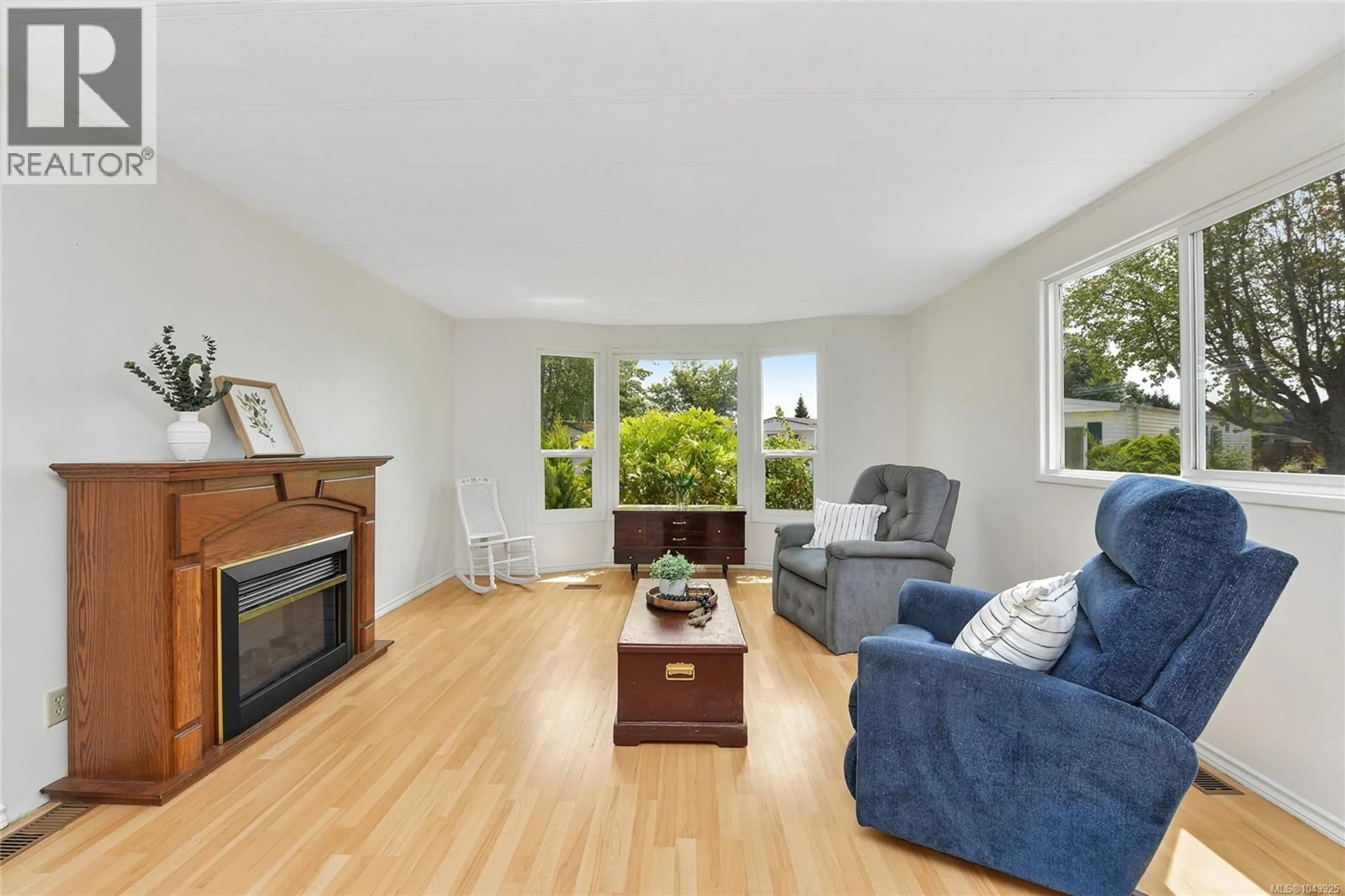 Living room with furniture, wood/laminate floor for 2020 GATESIDE PLACE, Sidney British Columbia V8L4G2
