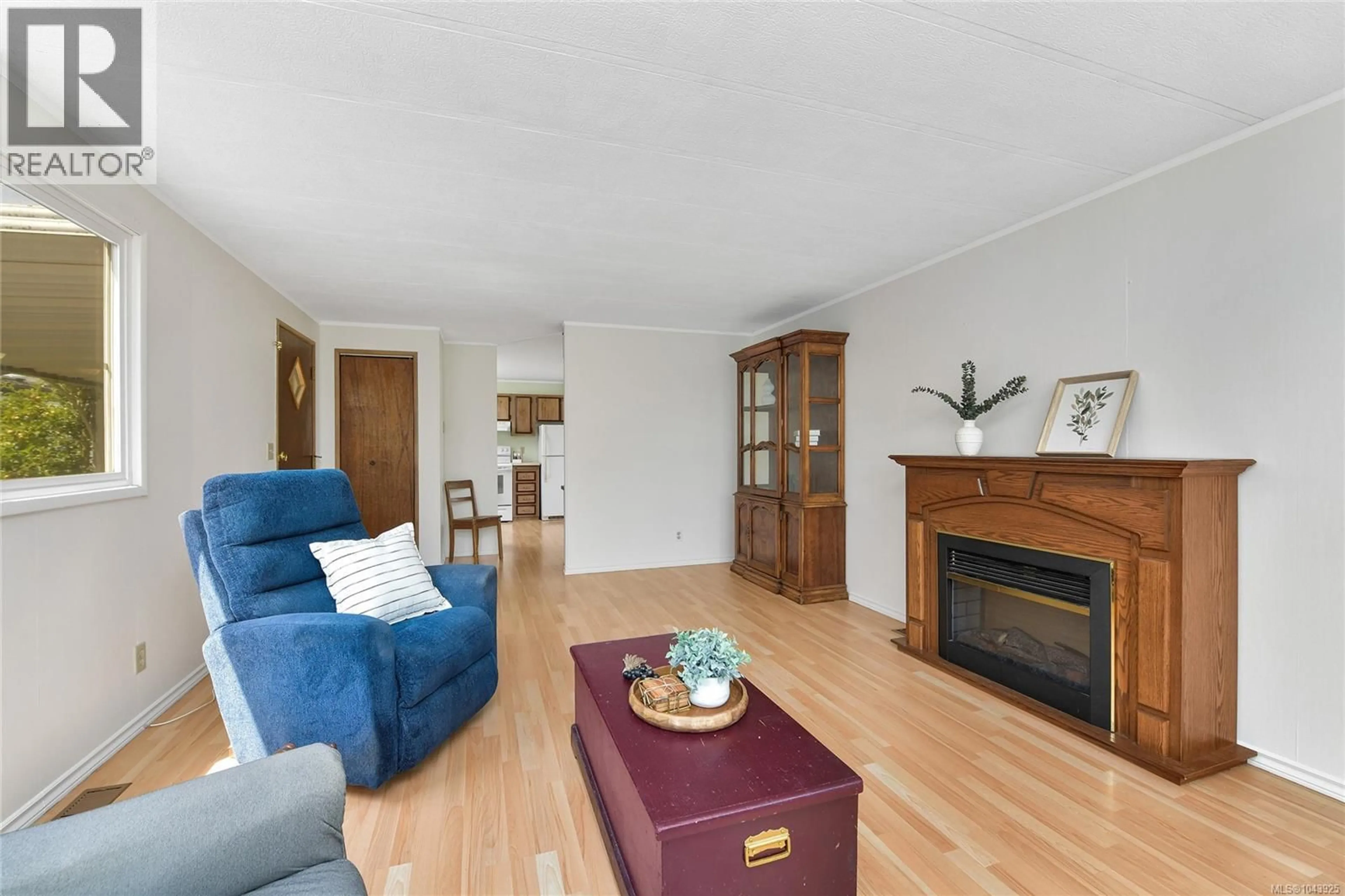 Living room with furniture, wood/laminate floor for 2020 GATESIDE PLACE, Sidney British Columbia V8L4G2
