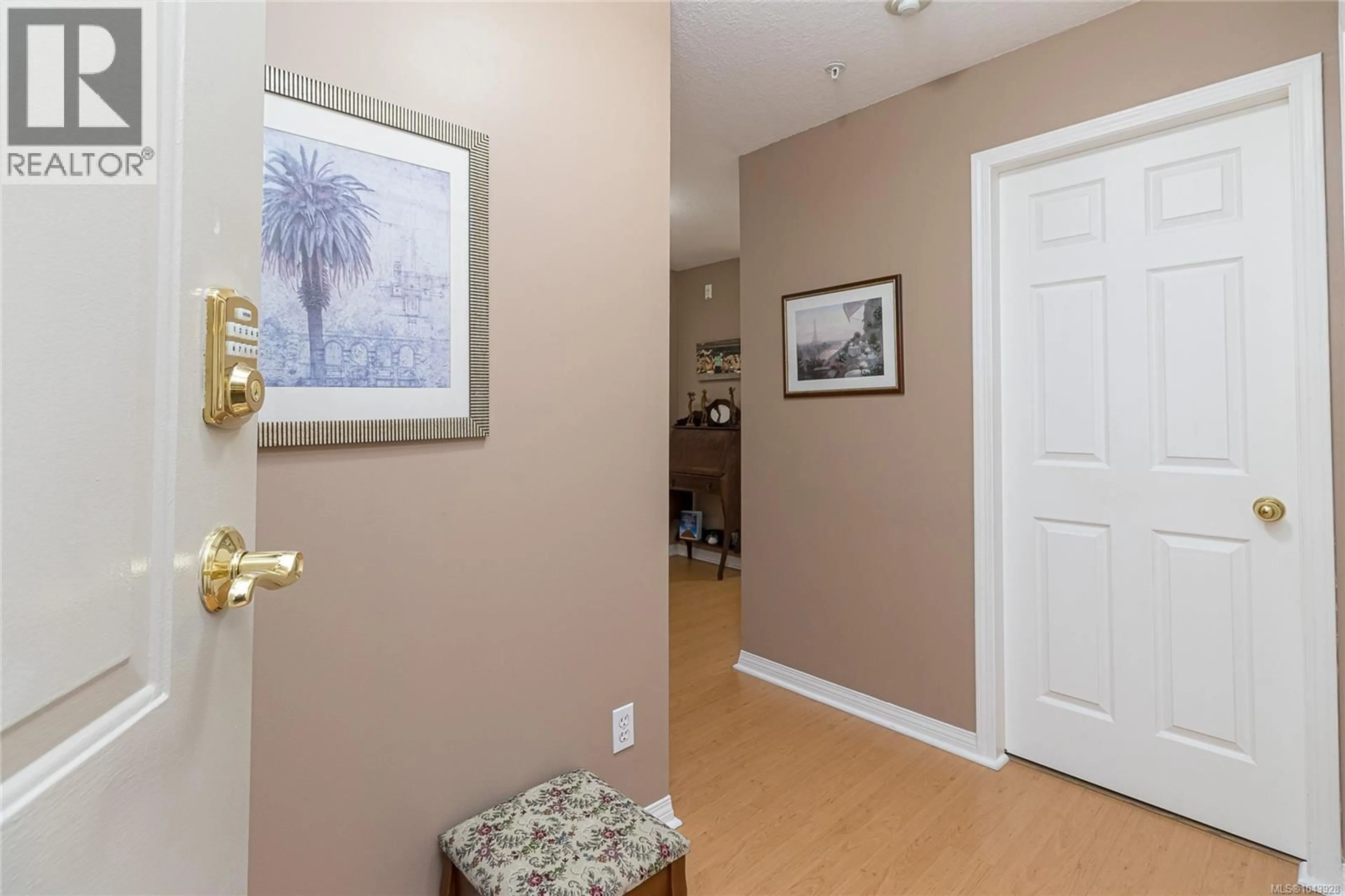 Indoor entryway for 301 - 1536 HILLSIDE AVENUE, Victoria British Columbia V8T2C2