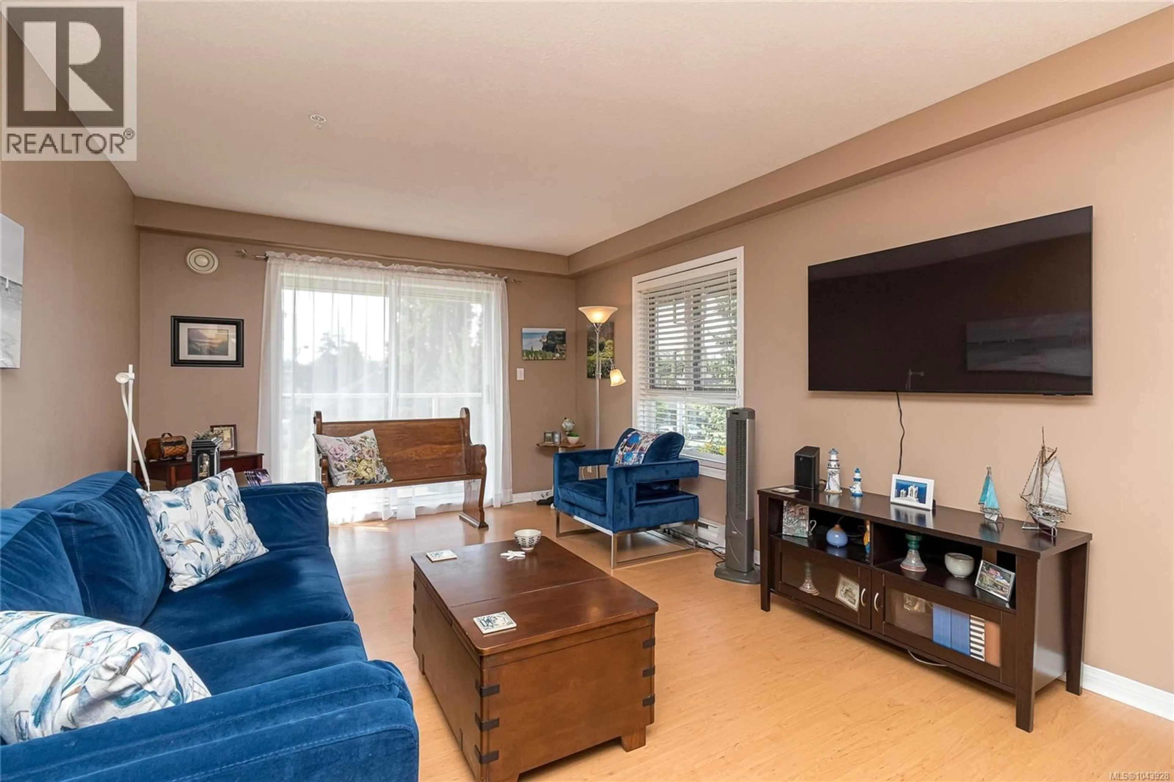 Living room with furniture, wood/laminate floor for 301 - 1536 HILLSIDE AVENUE, Victoria British Columbia V8T2C2