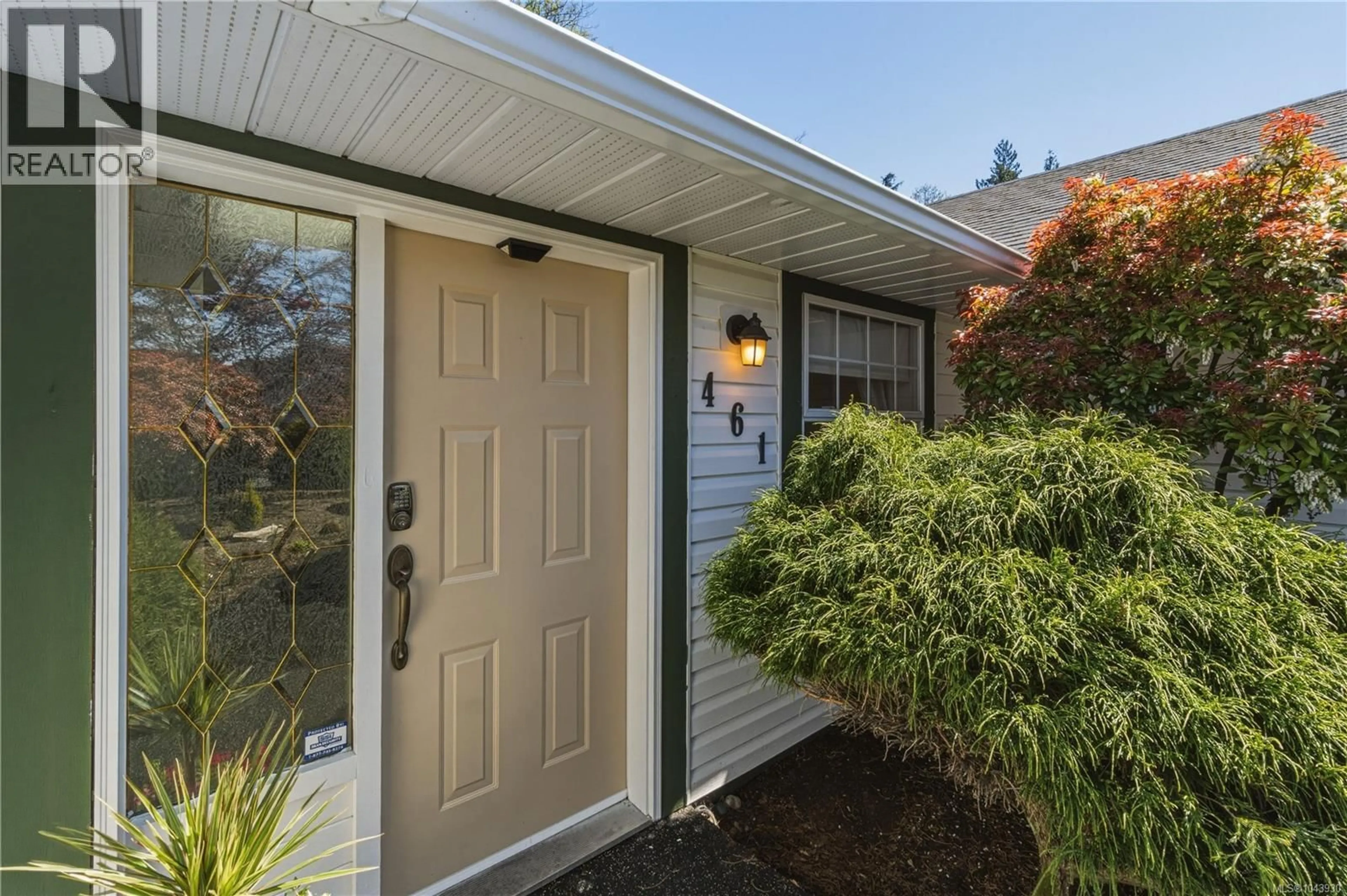 Home with vinyl exterior material, street for 461 ROWAN DRIVE, Qualicum Beach British Columbia V9K1K1