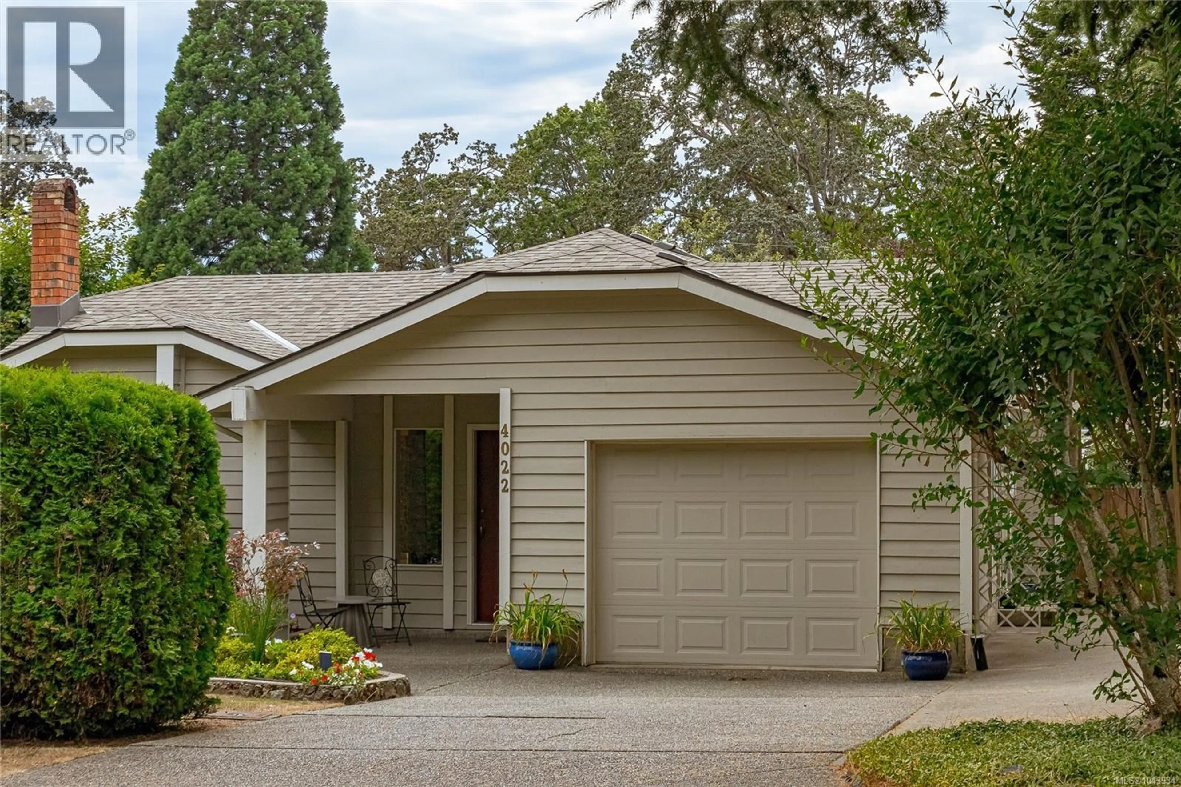Home with vinyl exterior material, street for 4022 LIVINGSTONE AVENUE NORTH, Saanich British Columbia V8N5Z5