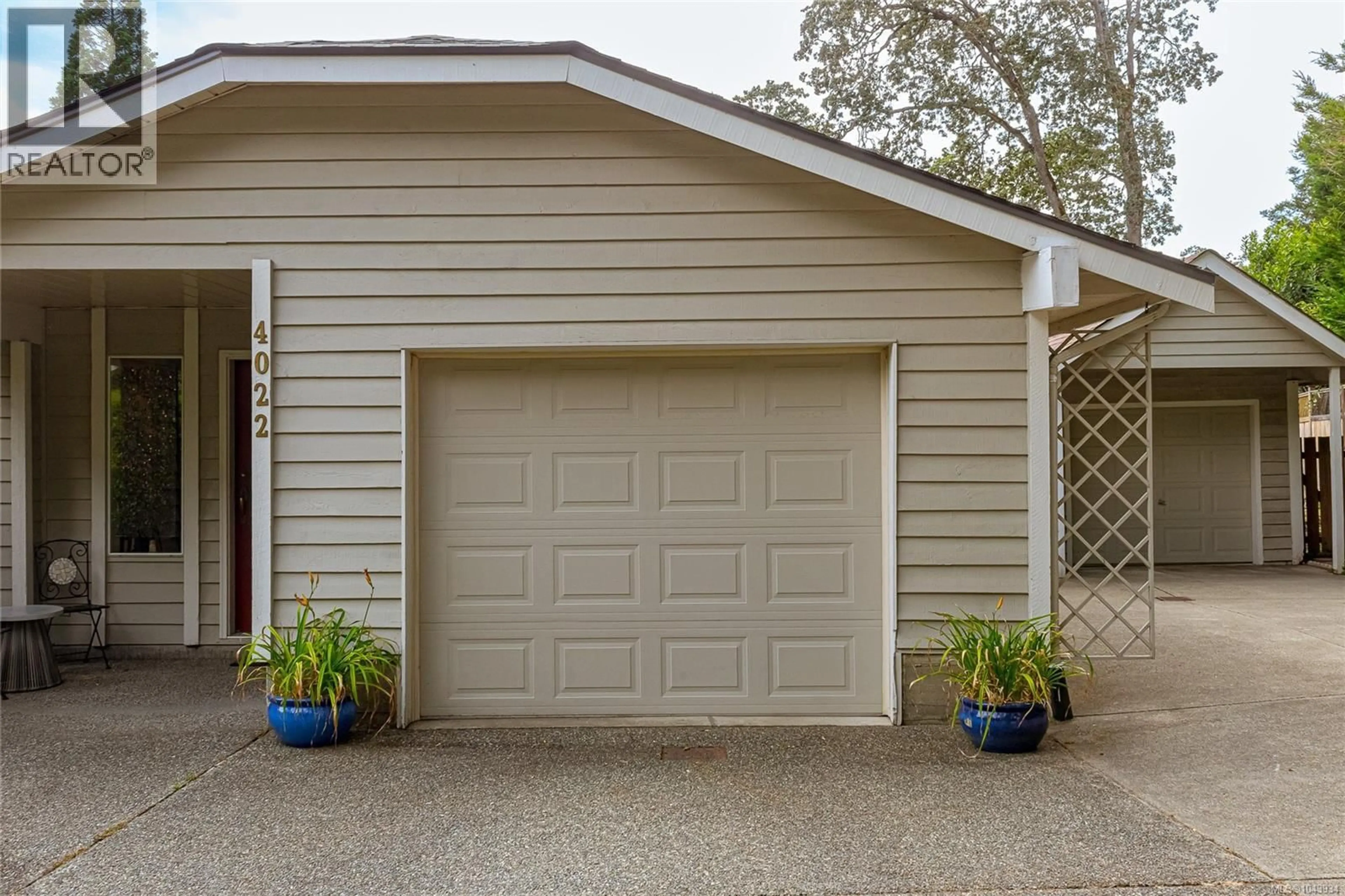 Indoor garage for 4022 LIVINGSTONE AVENUE NORTH, Saanich British Columbia V8N5Z5