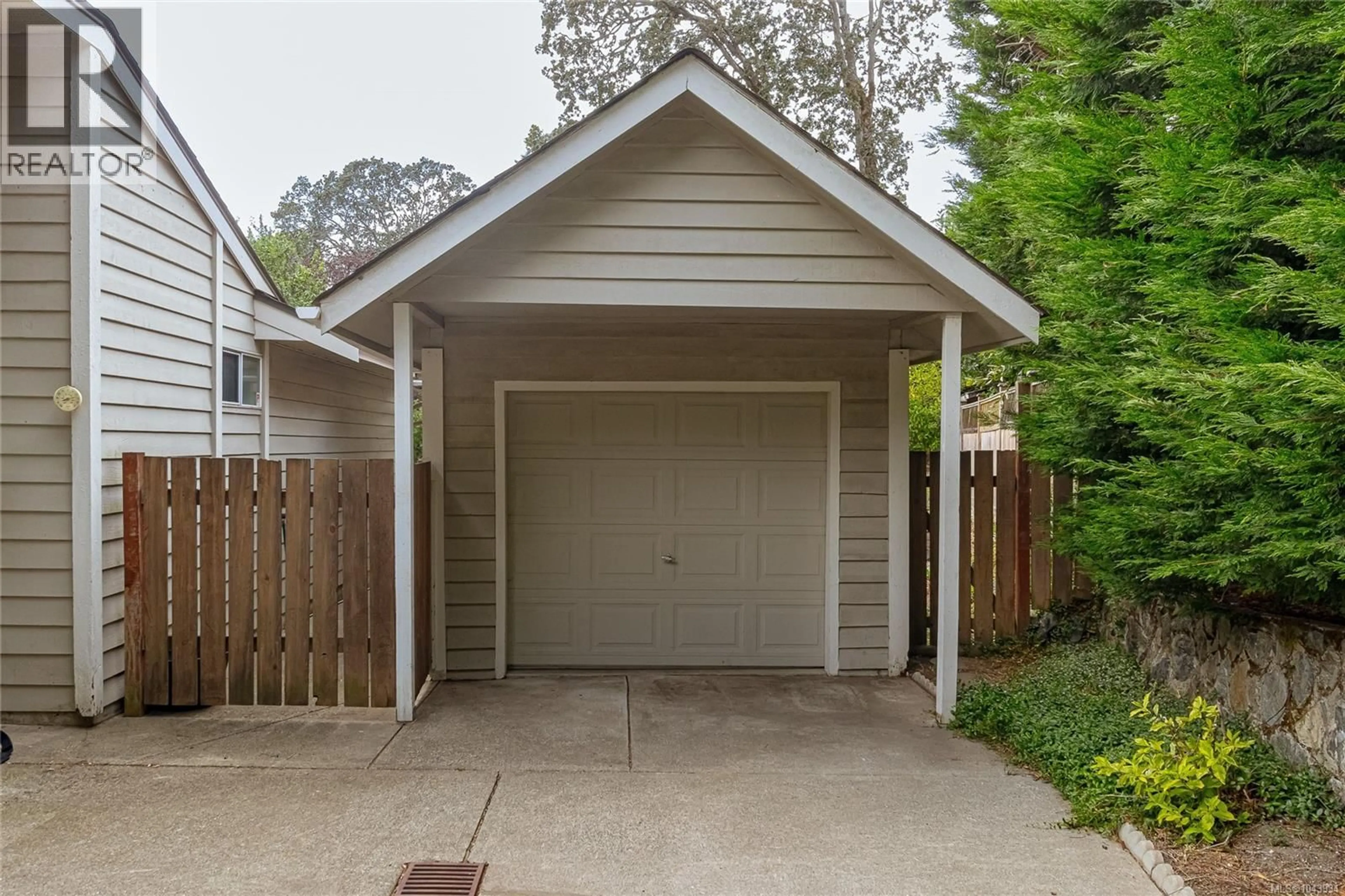 Indoor garage for 4022 LIVINGSTONE AVENUE NORTH, Saanich British Columbia V8N5Z5