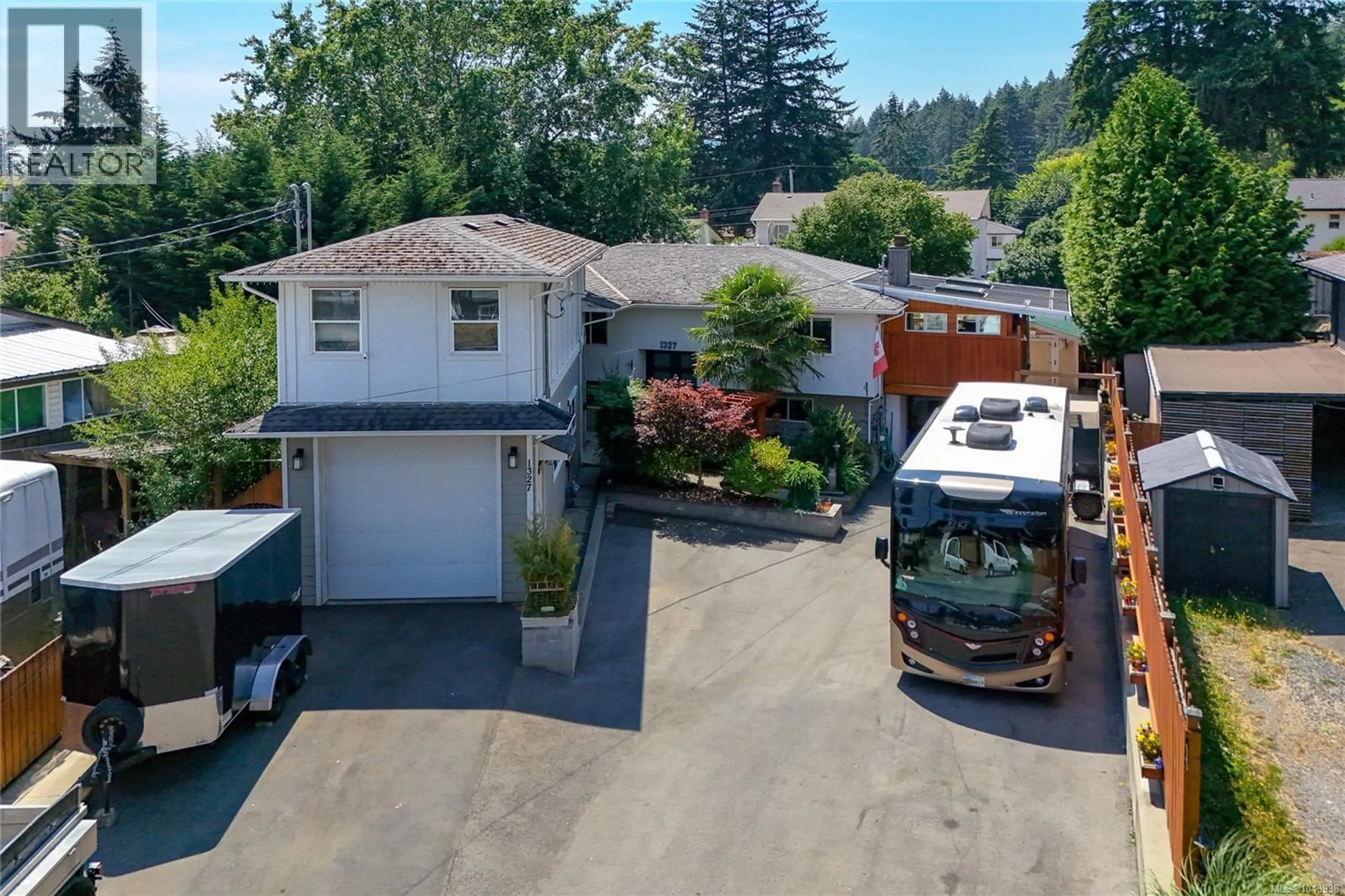 A pic from outside/outdoor area/front of a property/back of a property/a pic from drone, street for 1327 JUSTINE PLACE, Langford British Columbia V9B4J1
