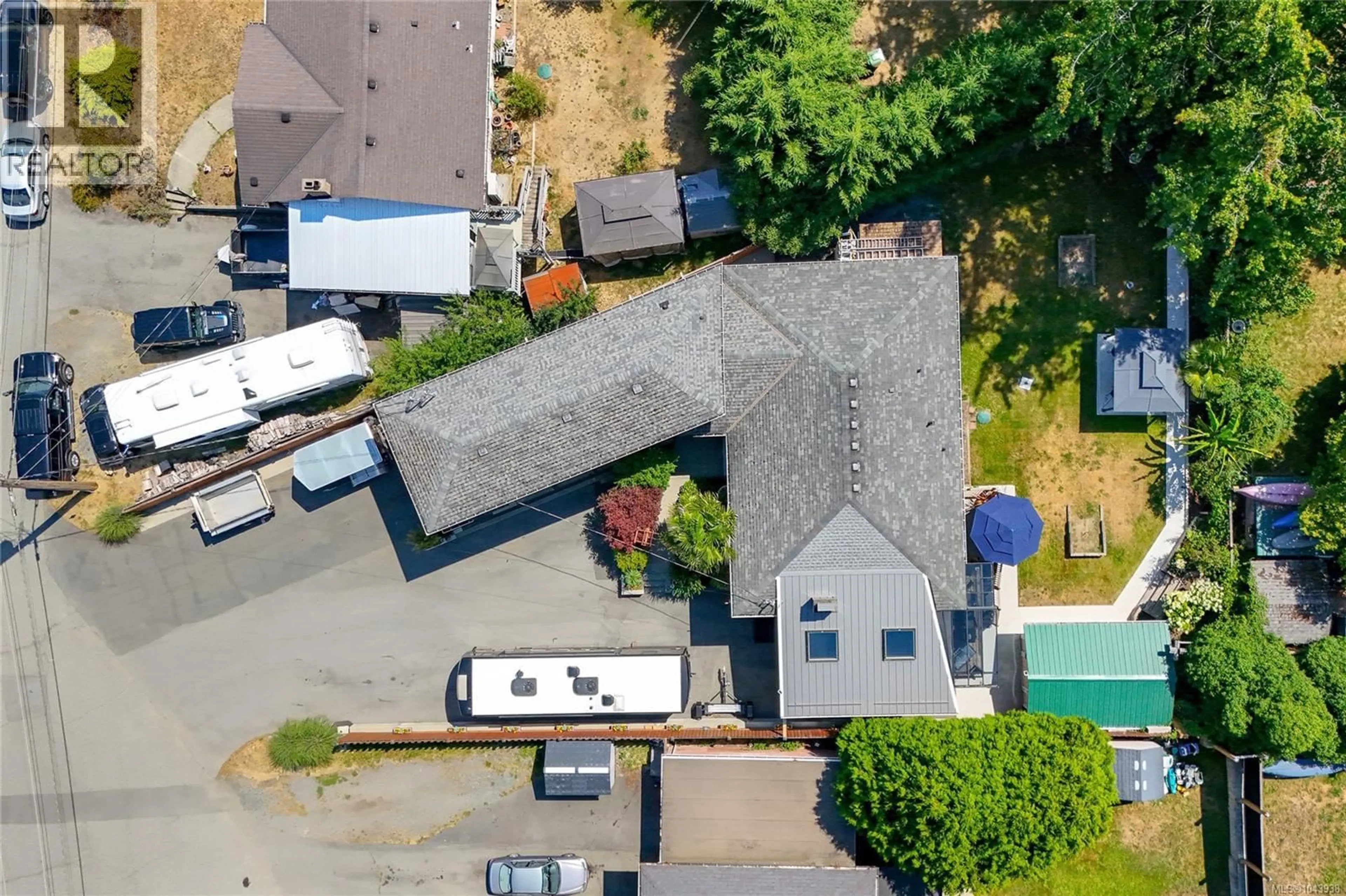 A pic from outside/outdoor area/front of a property/back of a property/a pic from drone, street for 1327 JUSTINE PLACE, Langford British Columbia V9B4J1