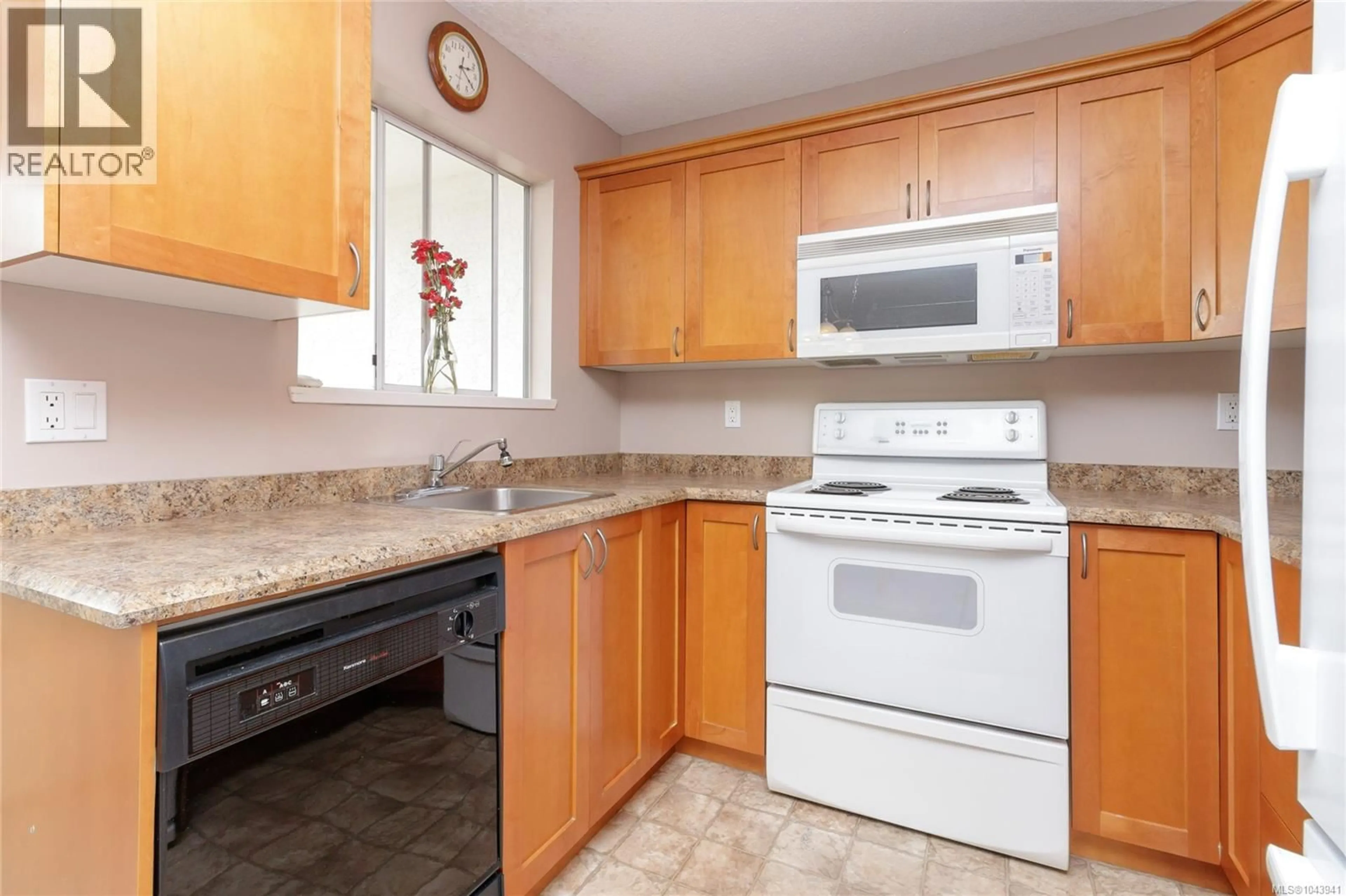 Standard kitchen, unknown for 309 - 1725 CEDAR HILL CROSS ROAD, Saanich British Columbia V8P2P8