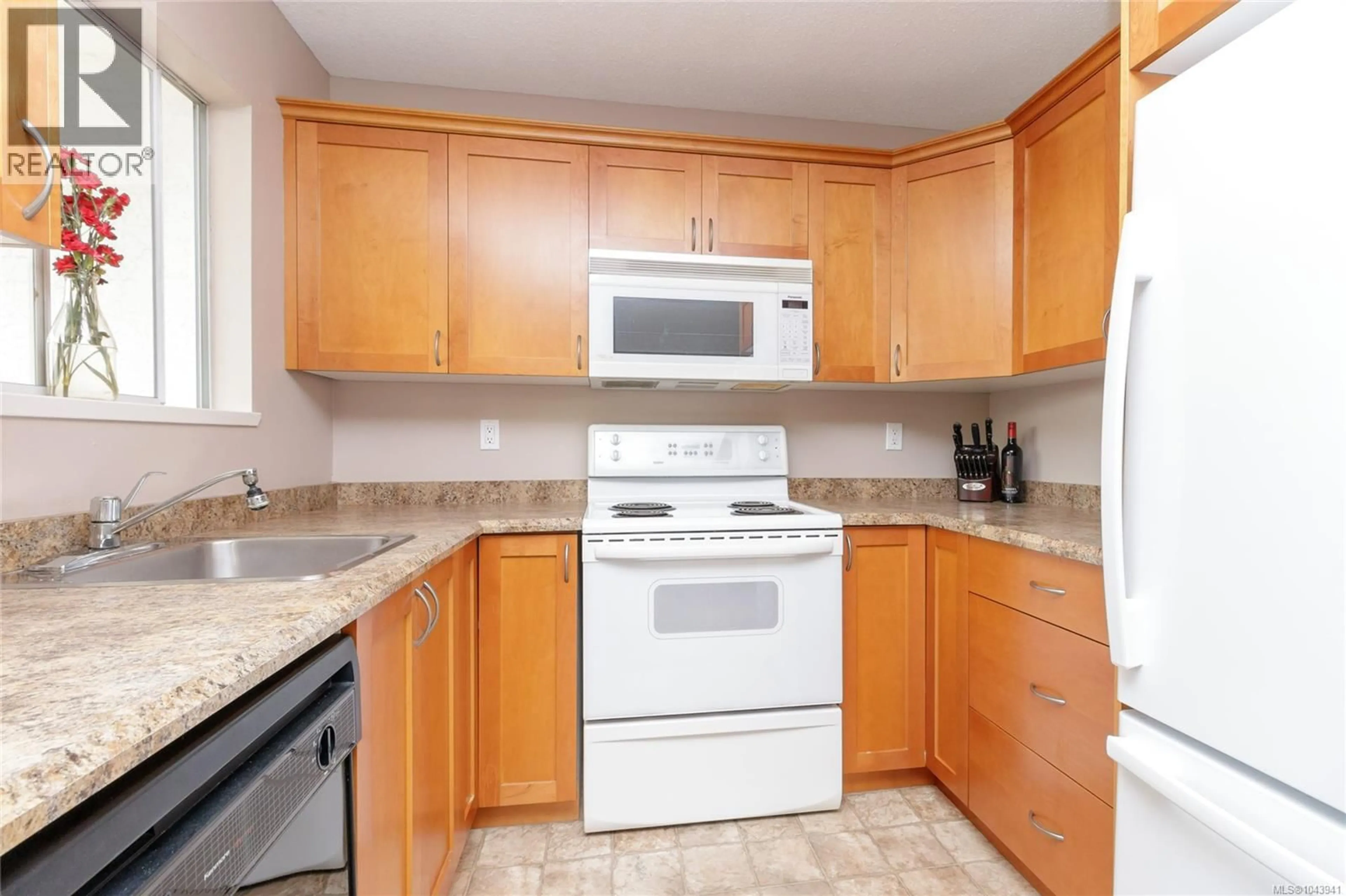 Standard kitchen, ceramic/tile floor for 309 - 1725 CEDAR HILL CROSS ROAD, Saanich British Columbia V8P2P8