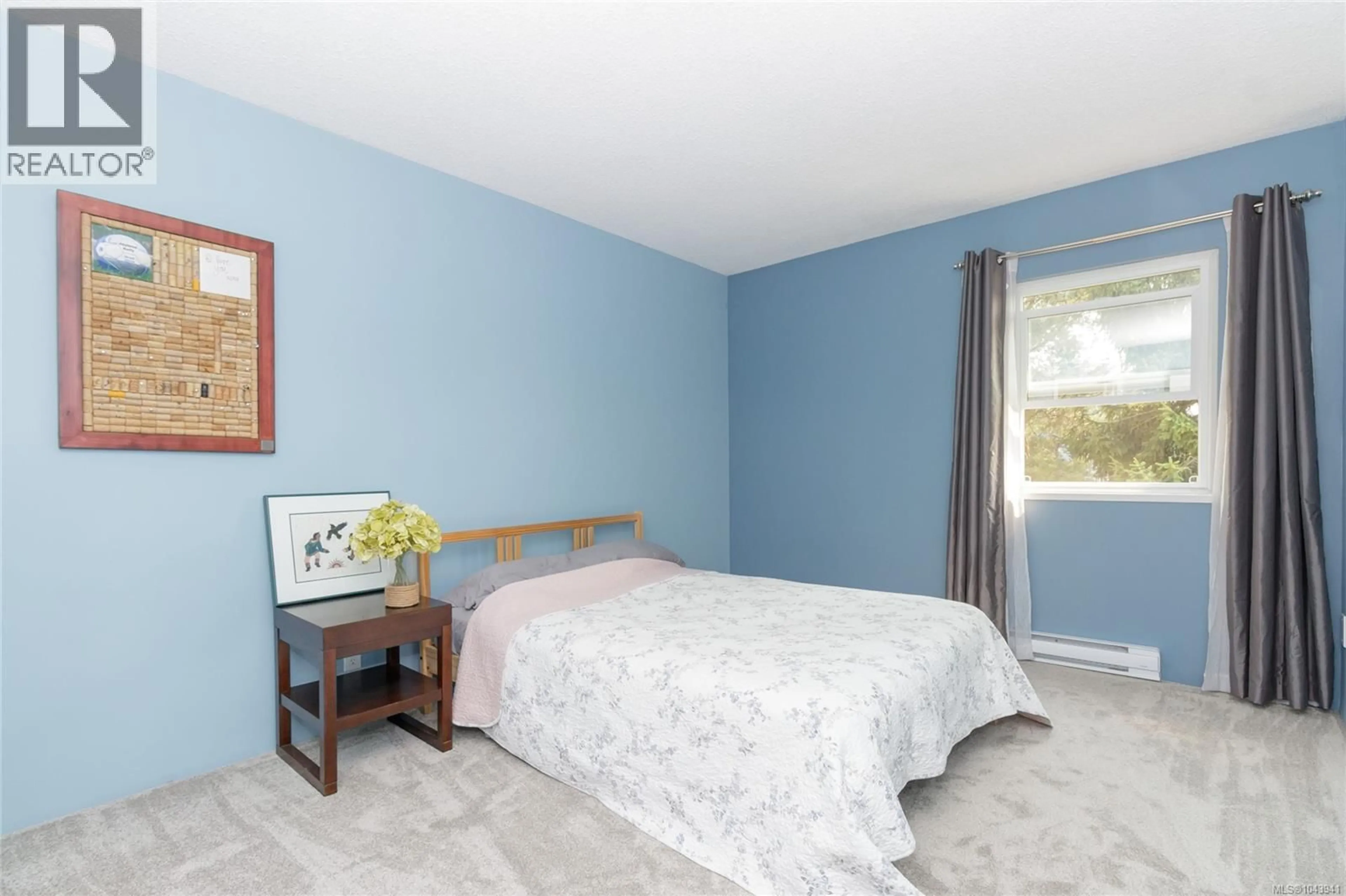 Bedroom with bed, wood/laminate floor for 309 - 1725 CEDAR HILL CROSS ROAD, Saanich British Columbia V8P2P8