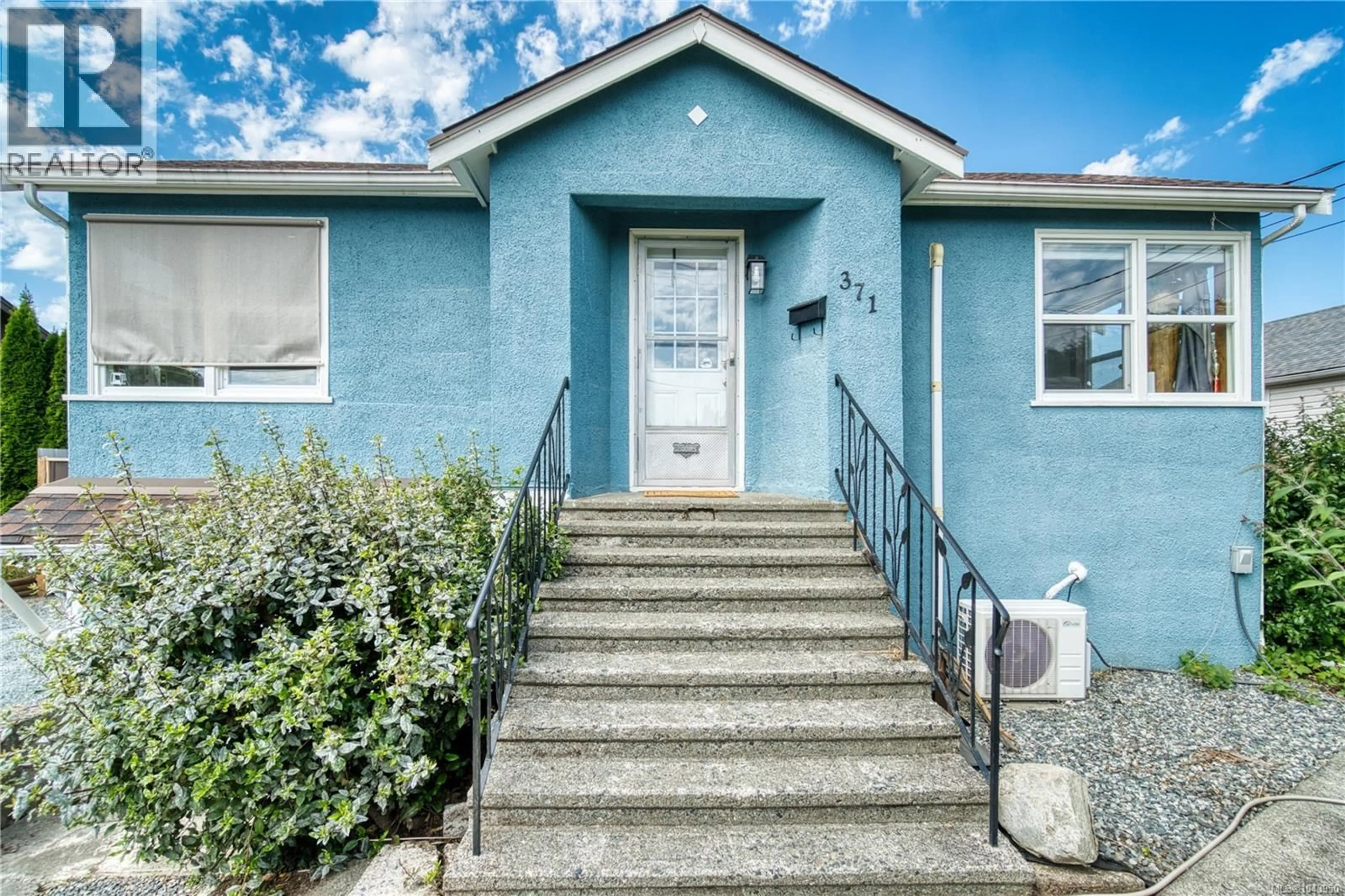 Home with vinyl exterior material, street for 371 BRUCE AVENUE, Nanaimo British Columbia V9R3Y2
