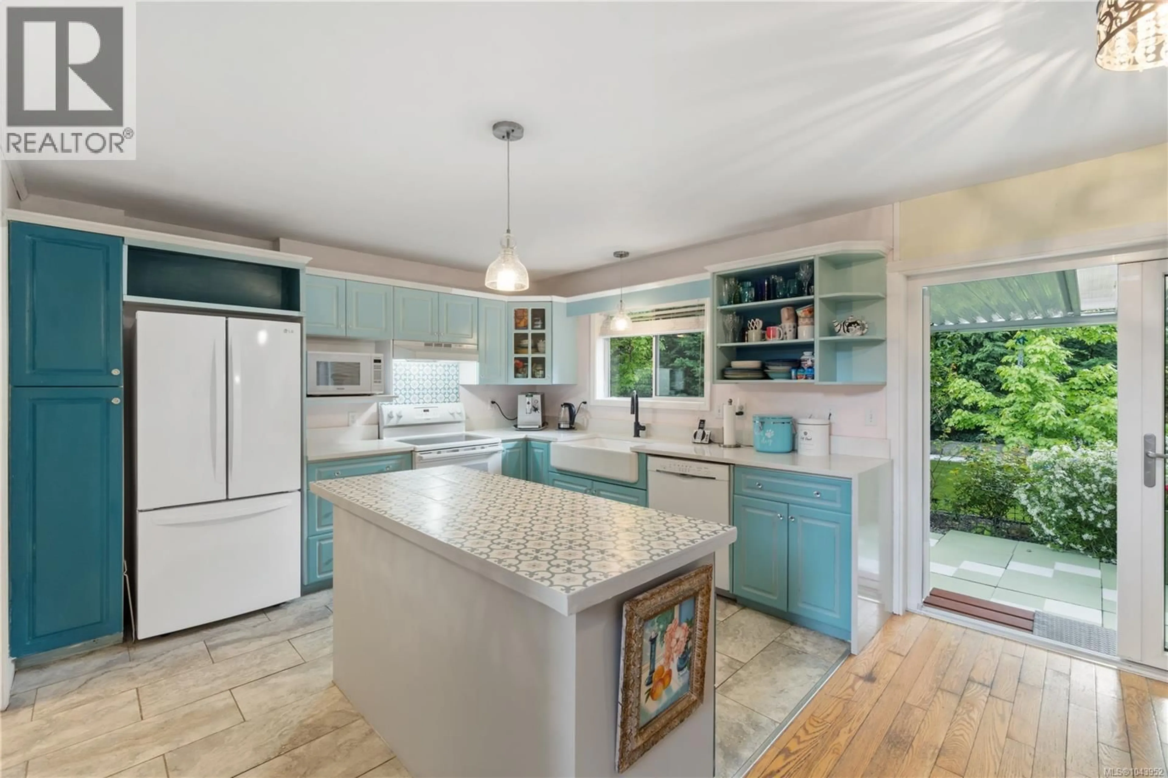 Open concept kitchen, ceramic/tile floor for 120 HORNBY PLACE, Qualicum Beach British Columbia V9K1R6