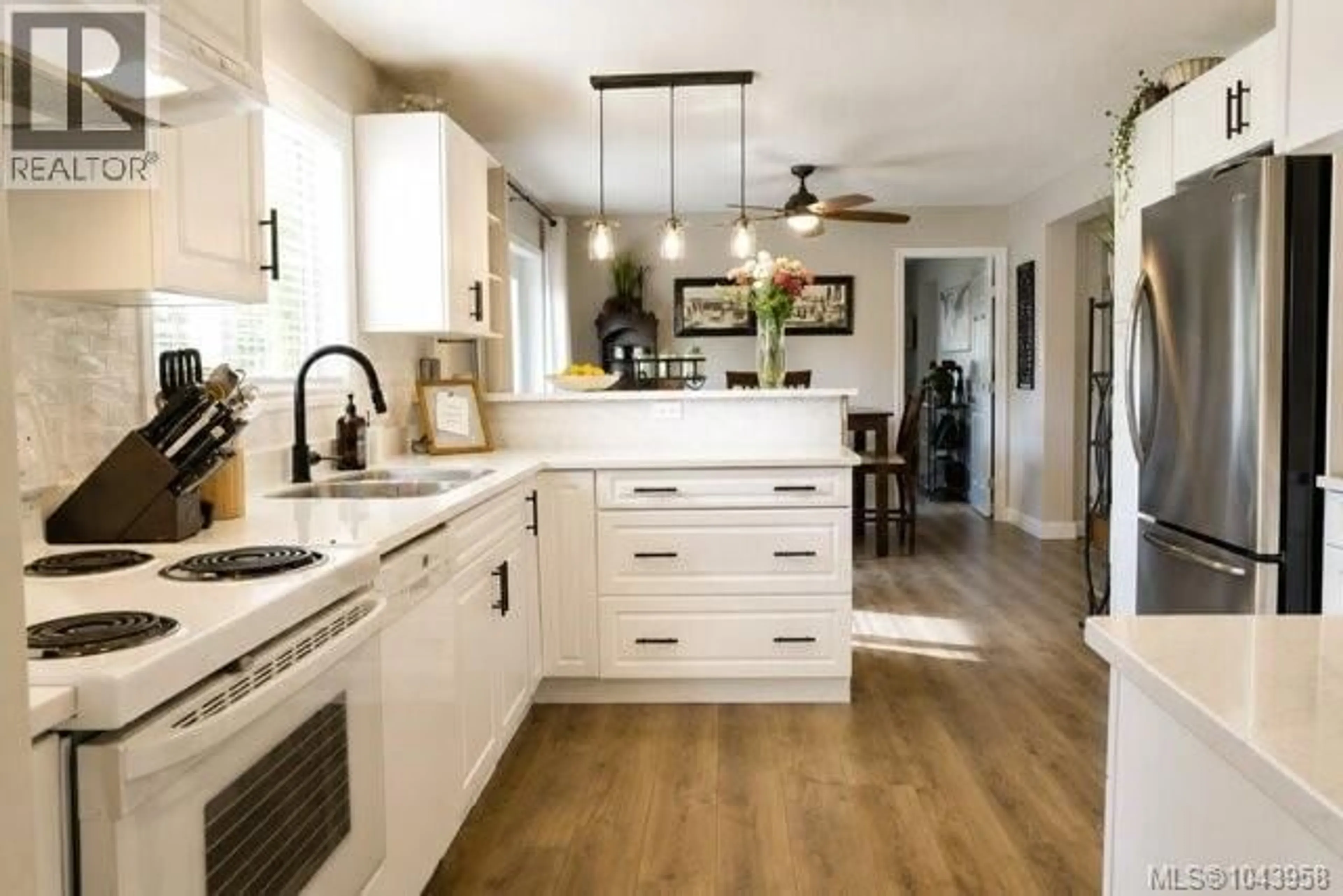 Open concept kitchen, wood/laminate floor for 4064 VALEWOOD DRIVE, Nanaimo British Columbia V9T6B9