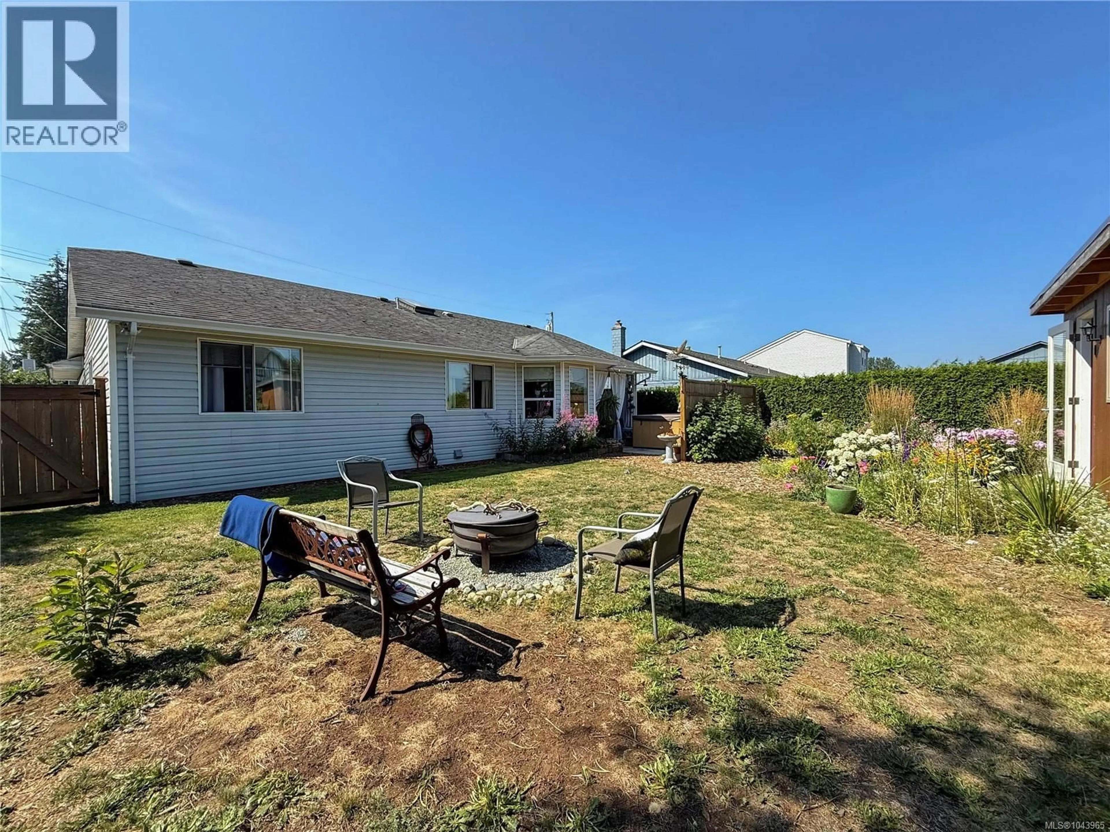 A pic from outside/outdoor area/front of a property/back of a property/a pic from drone, unknown for 688 ALBATROSS CRESCENT, Campbell River British Columbia V9W6Z9