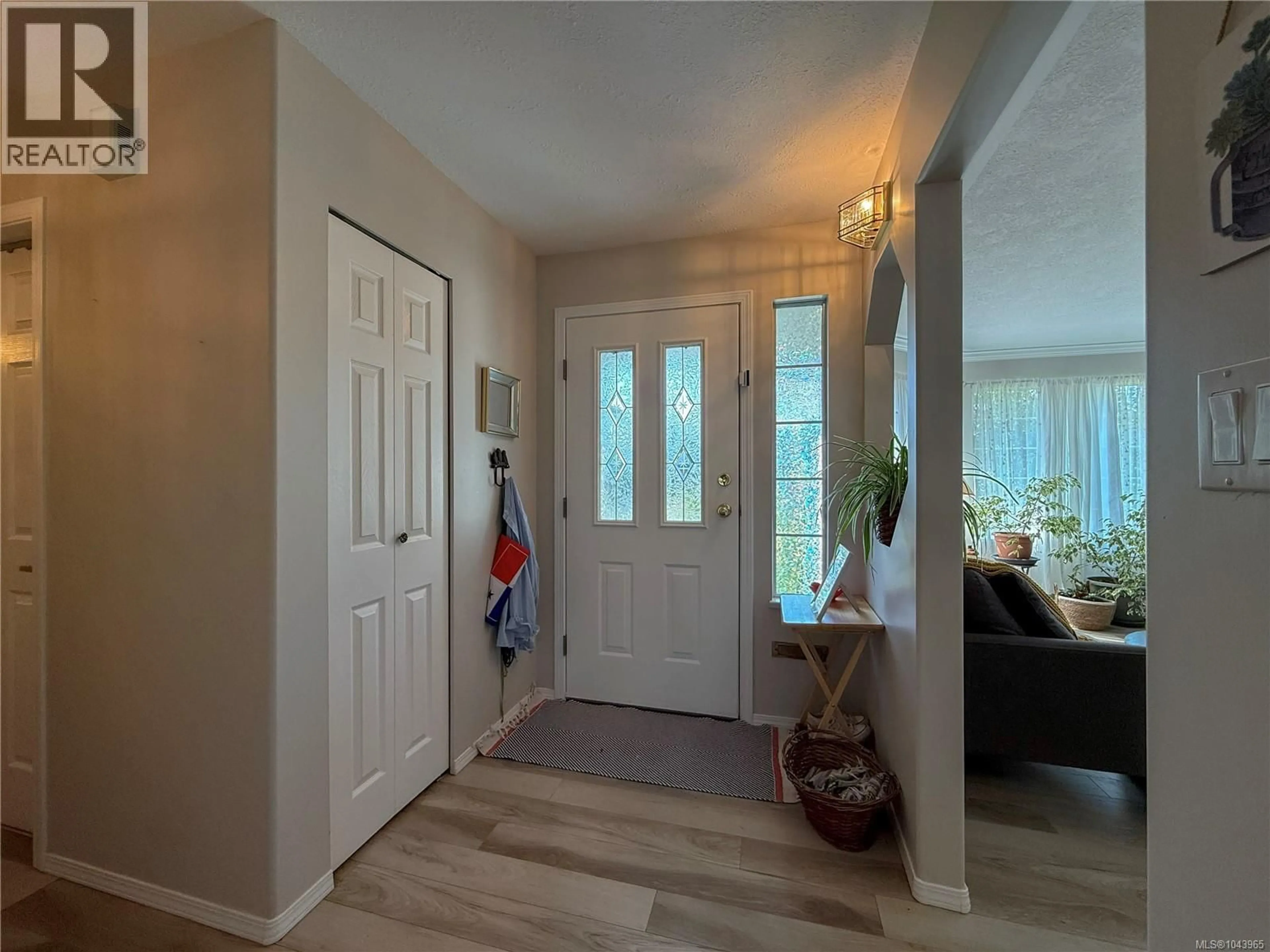 Indoor entryway for 688 ALBATROSS CRESCENT, Campbell River British Columbia V9W6Z9