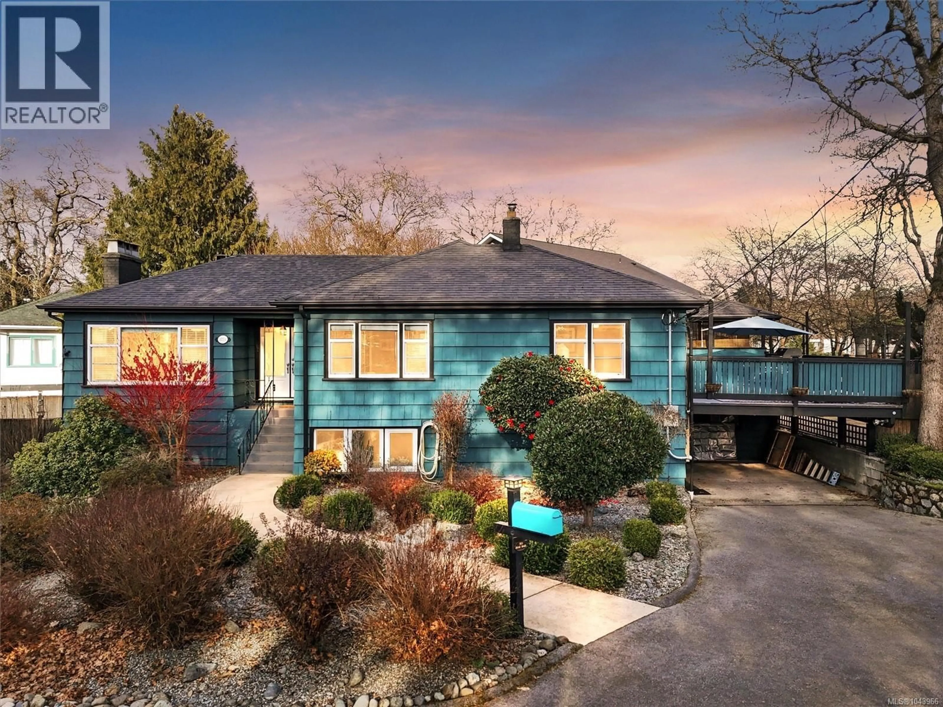 Home with vinyl exterior material, street for 3771 WINSTON CRESCENT, Saanich British Columbia V8X1S2