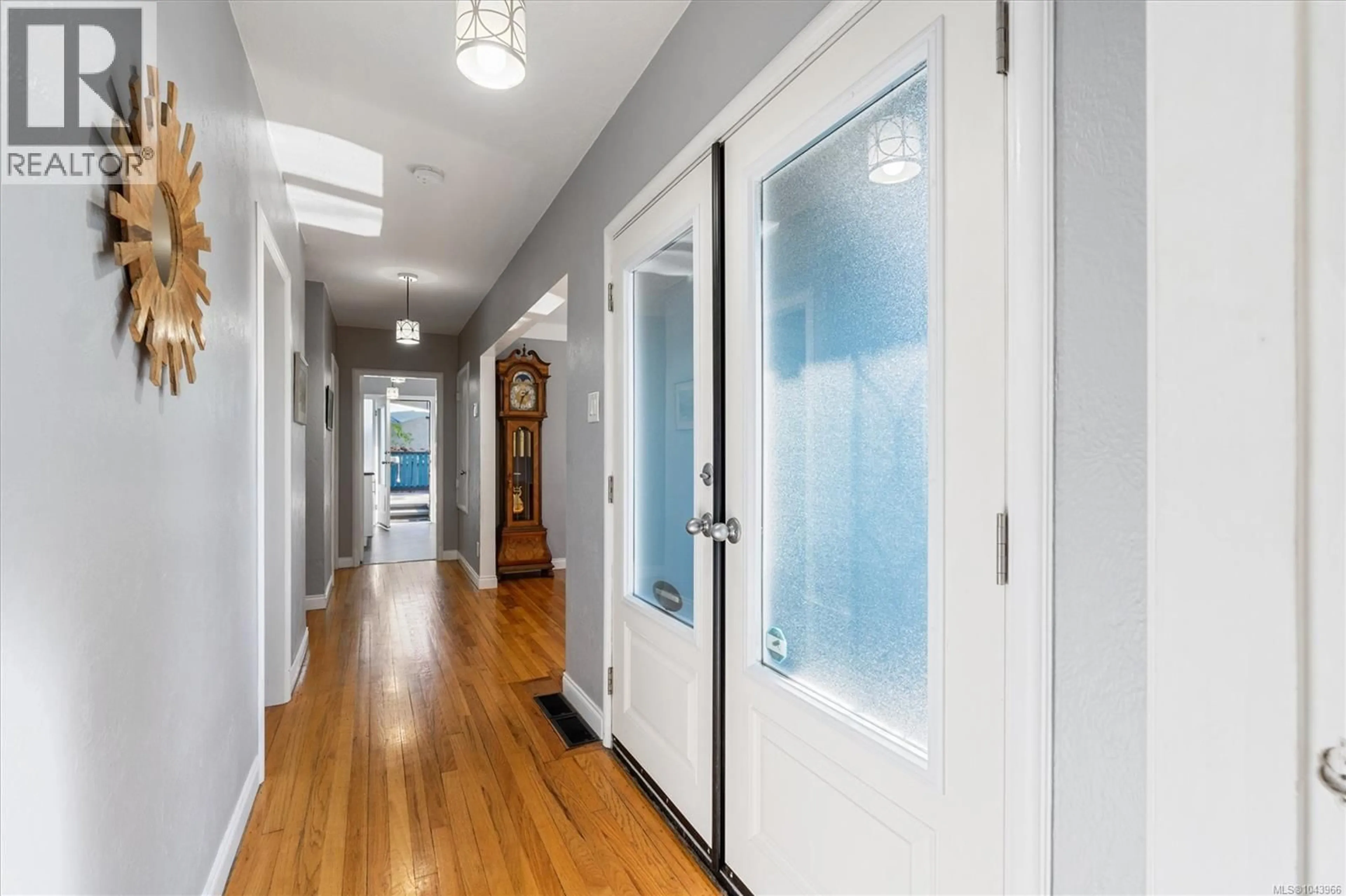 Indoor foyer for 3771 WINSTON CRESCENT, Saanich British Columbia V8X1S2