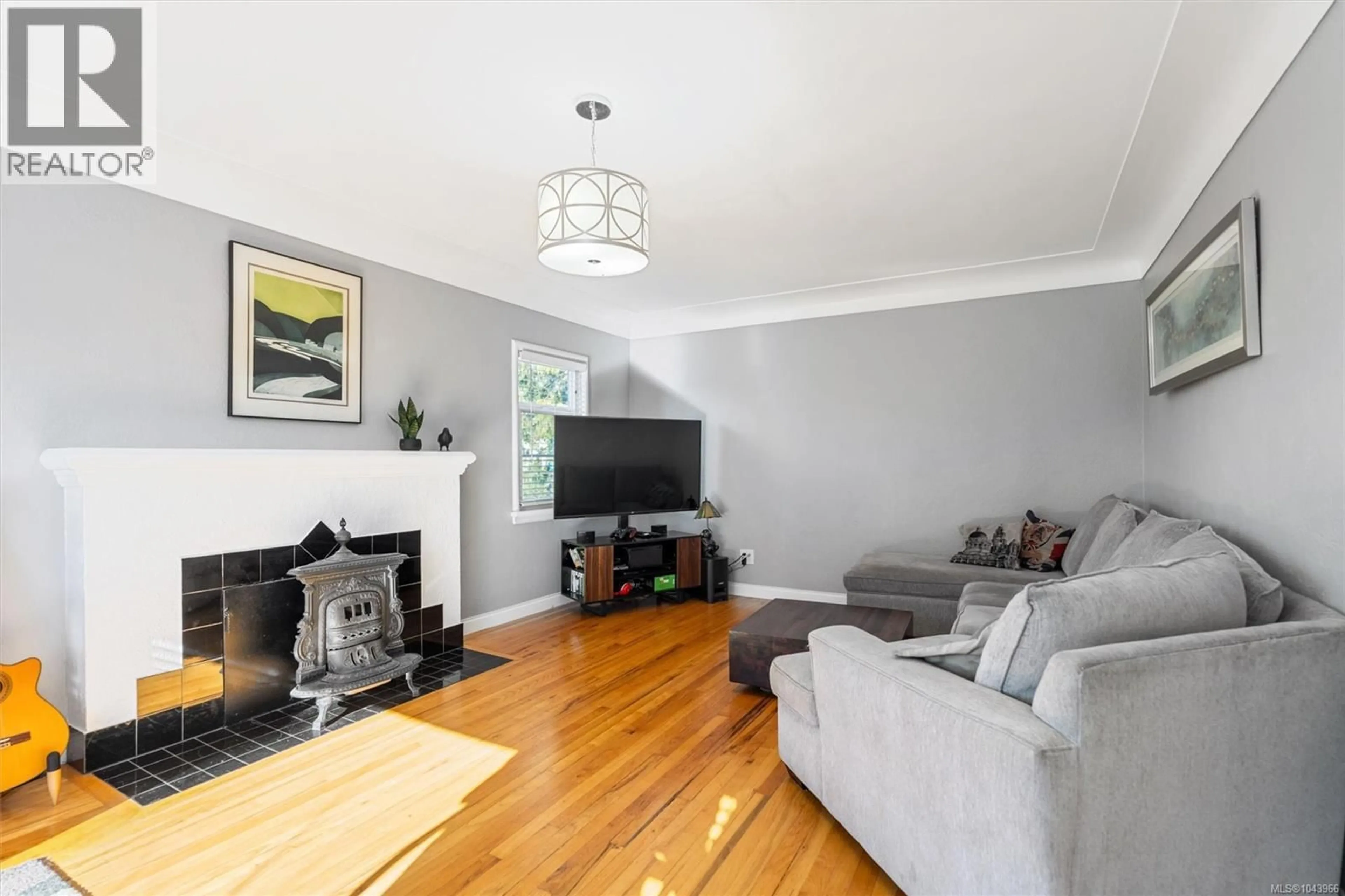Living room with furniture, wood/laminate floor for 3771 WINSTON CRESCENT, Saanich British Columbia V8X1S2
