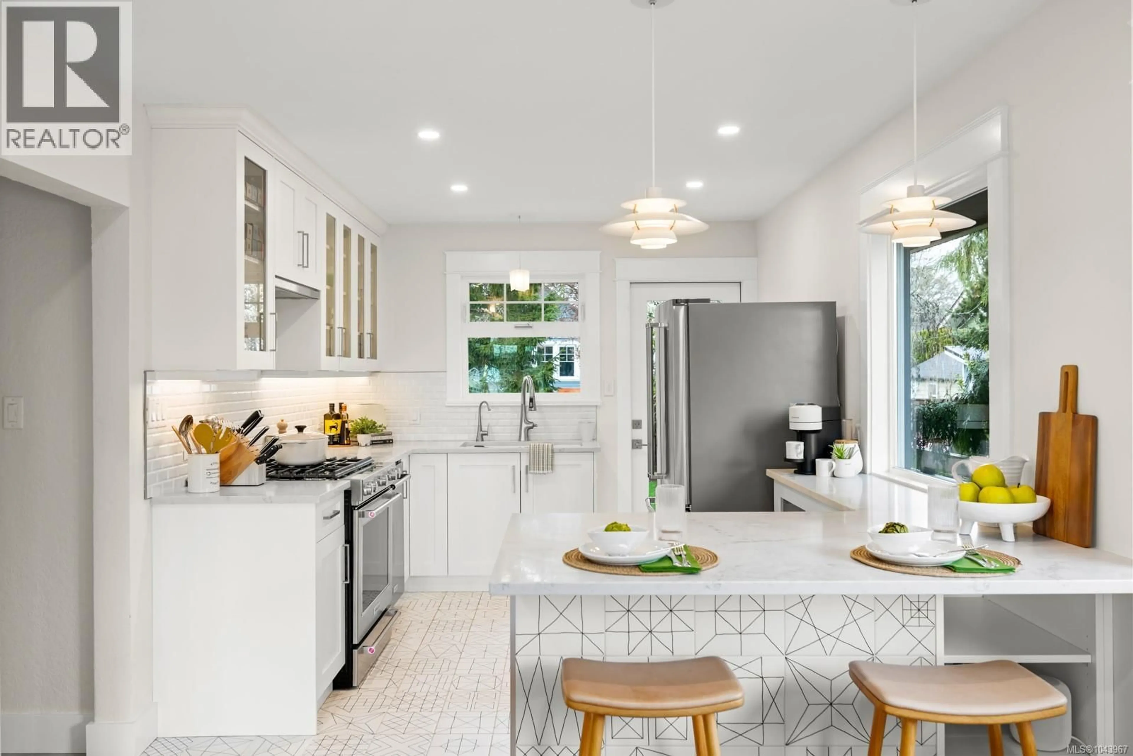 Open concept kitchen, ceramic/tile floor for 916 MONTEREY AVENUE, Oak Bay British Columbia V8S4A2
