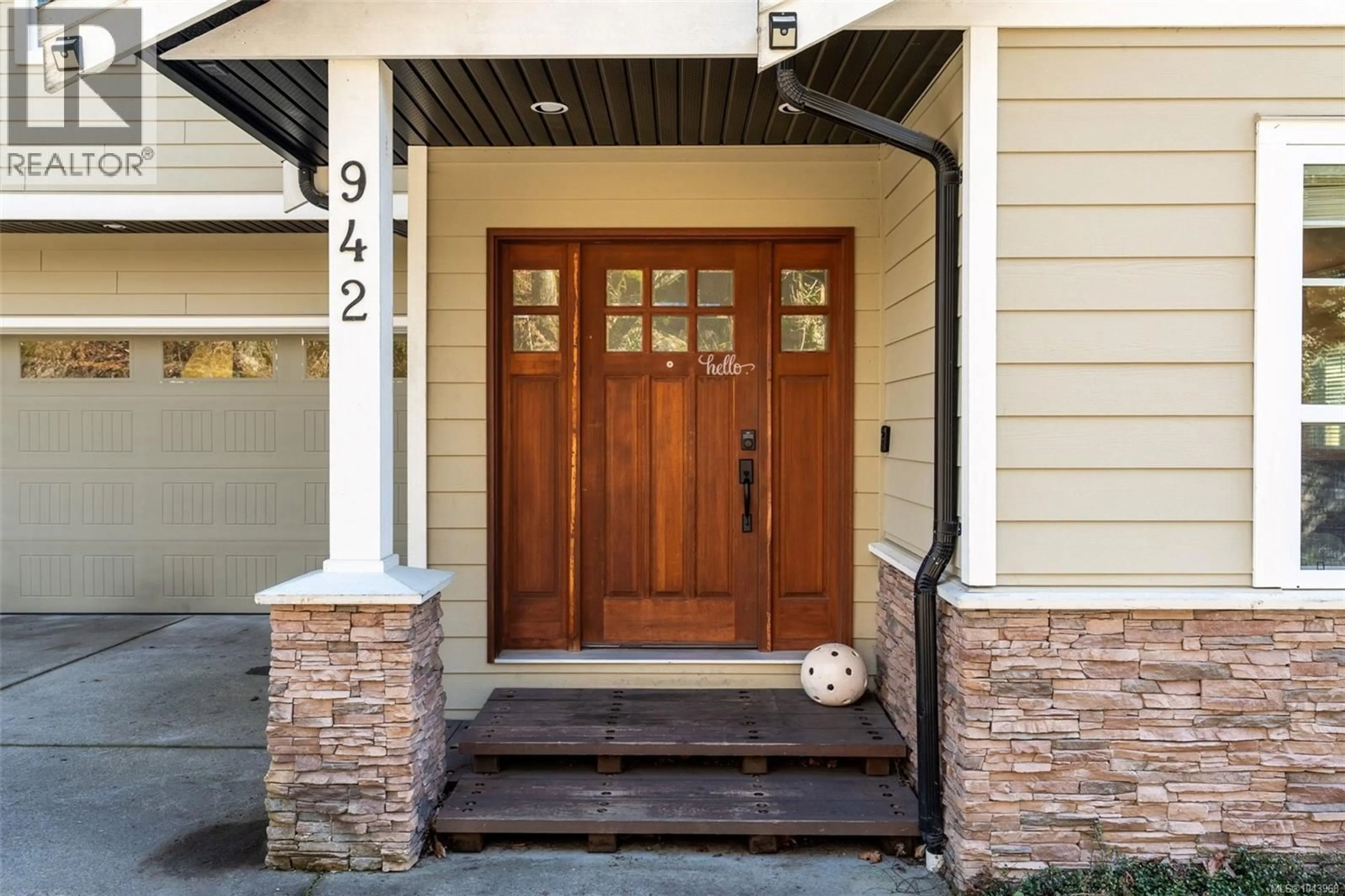 Indoor entryway for 942 ARNGASK AVENUE, Langford British Columbia V9B5X7