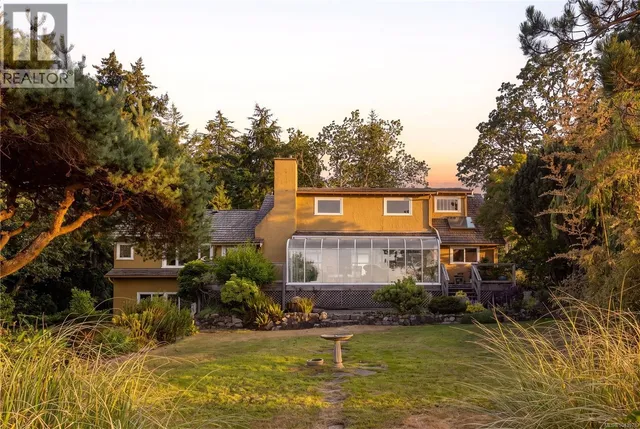 2550 QUEENSWOOD DRIVE, Saanich 5