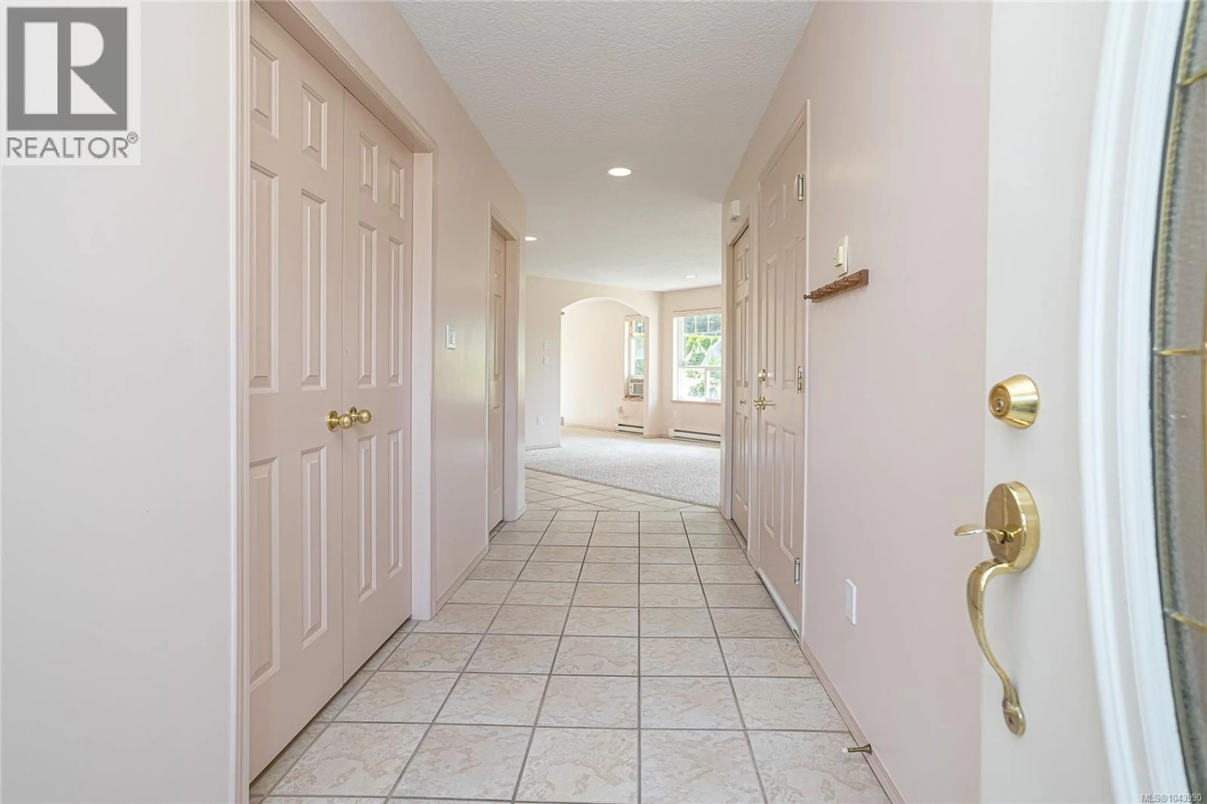 Indoor entryway for 11 - 920 BRULETTE PLACE, Mill Bay British Columbia V8J1J1