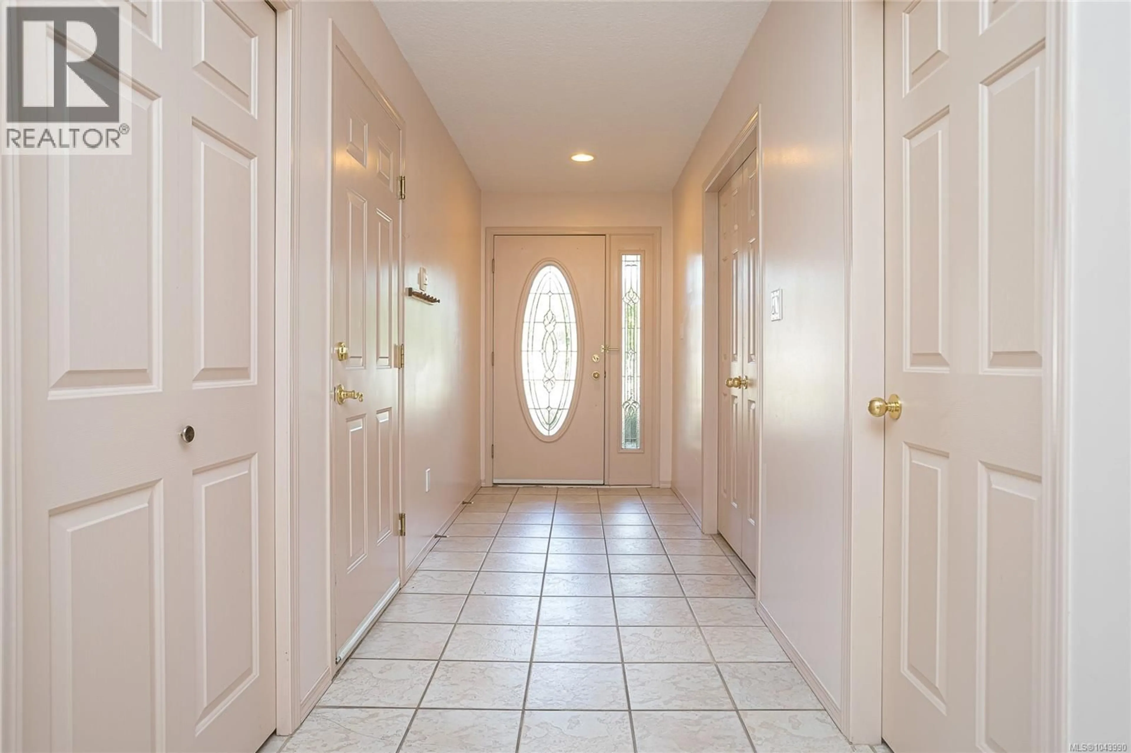 Indoor entryway for 11 - 920 BRULETTE PLACE, Mill Bay British Columbia V8J1J1