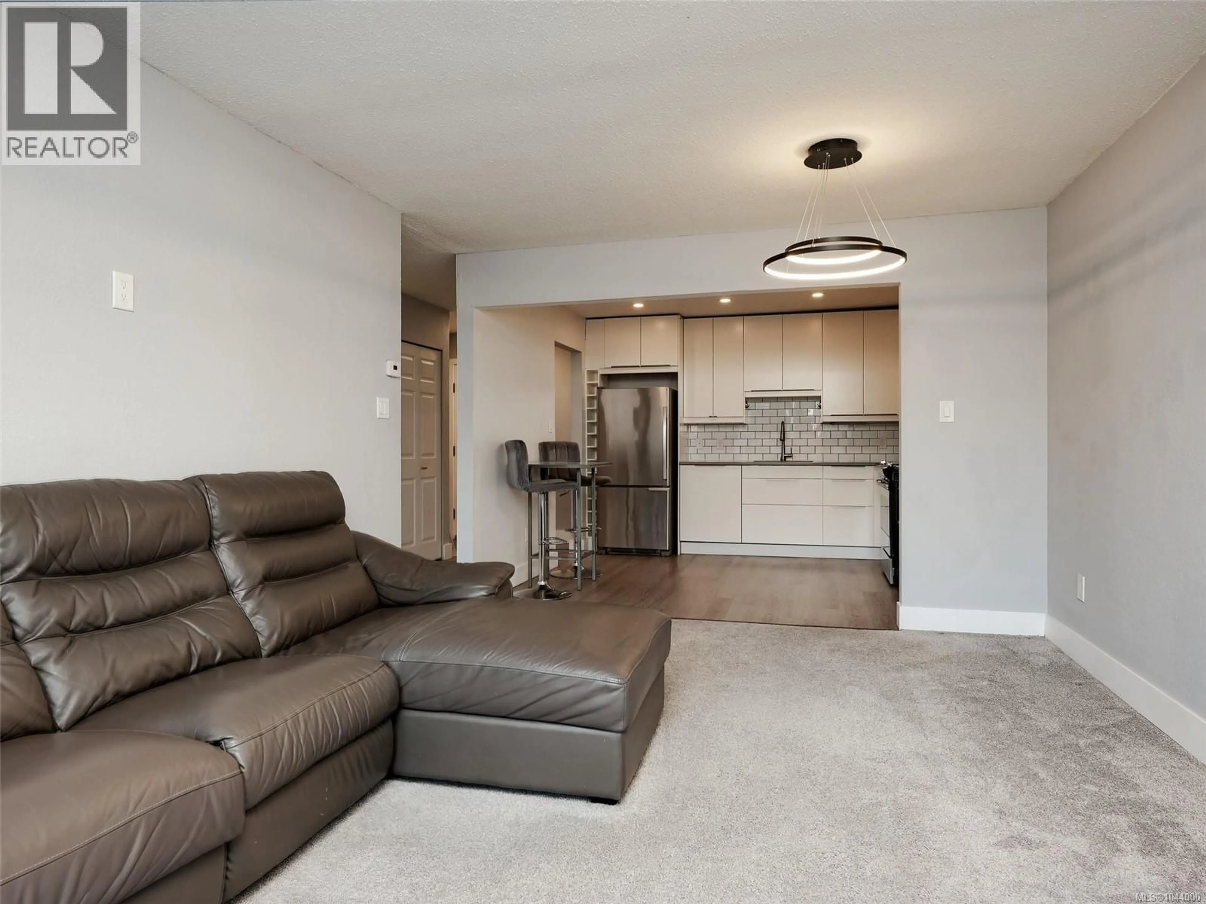 Living room with furniture, unknown for 301 - 3252 GLASGOW AVENUE, Saanich British Columbia V8X1M2