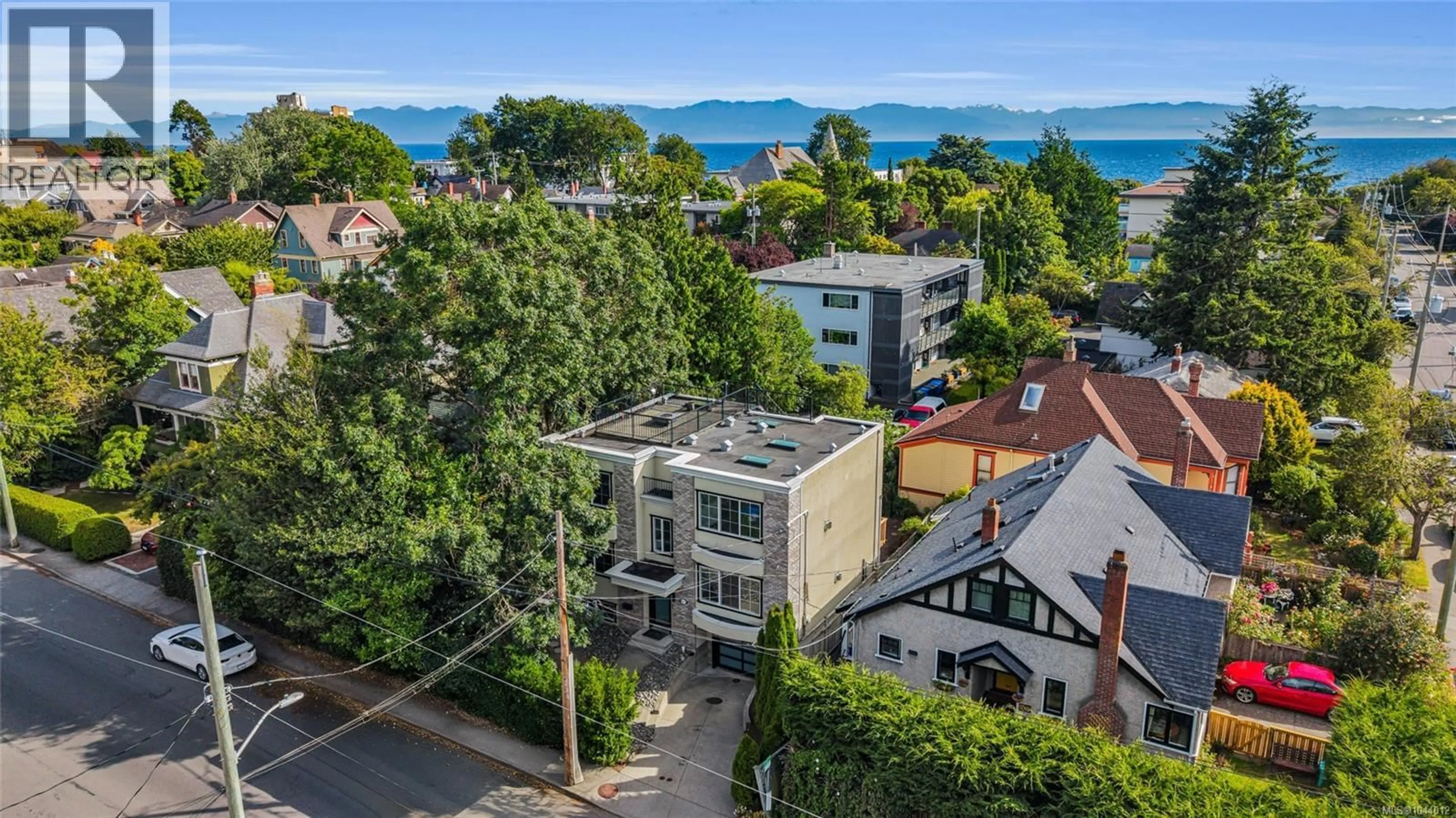 A pic from outside/outdoor area/front of a property/back of a property/a pic from drone, city buildings view from balcony for 611 NIAGARA STREET, Victoria British Columbia V8V1J1