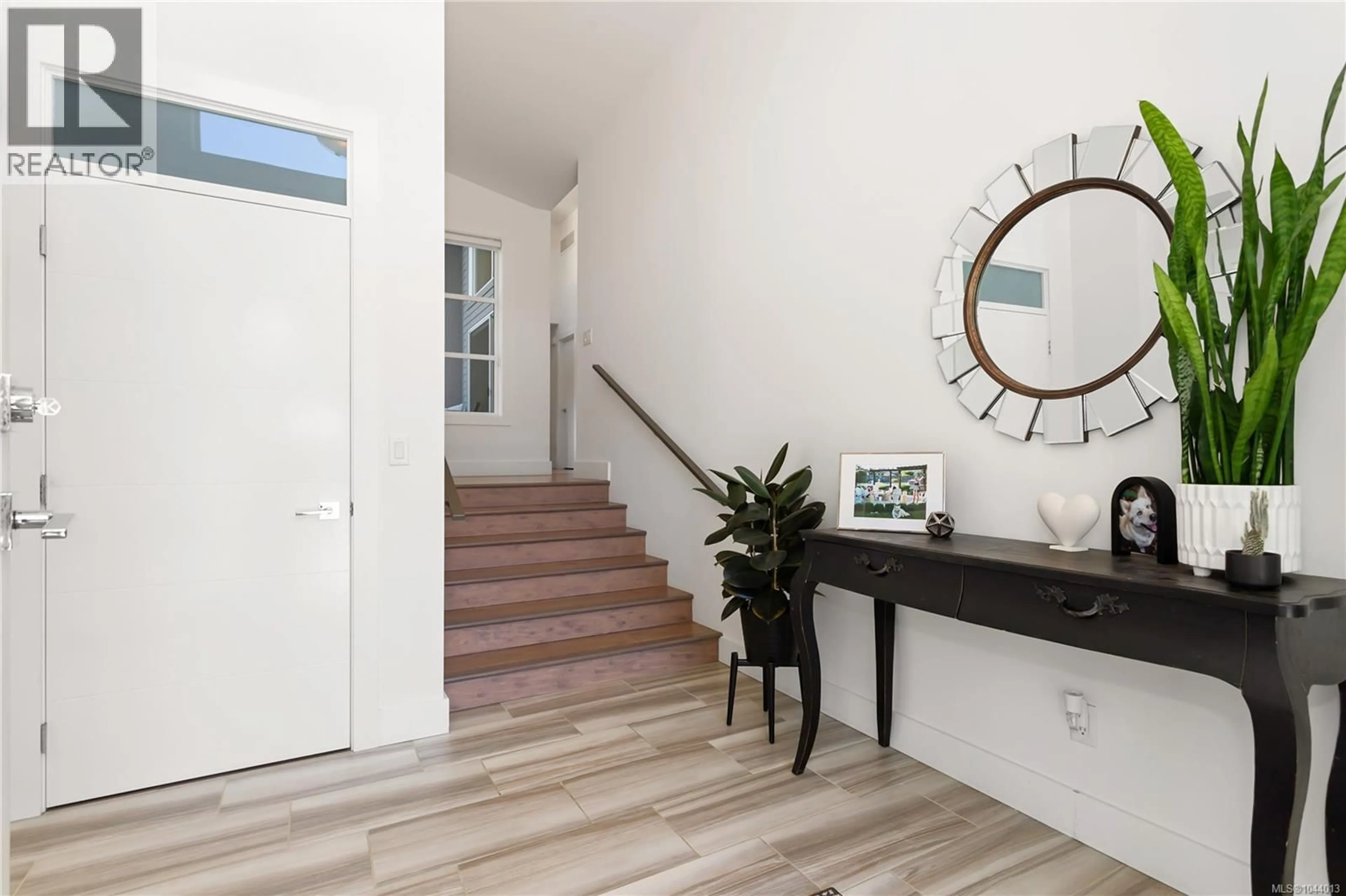 Indoor entryway for 1501 ARGYLE AVENUE, Nanaimo British Columbia V9S3K3