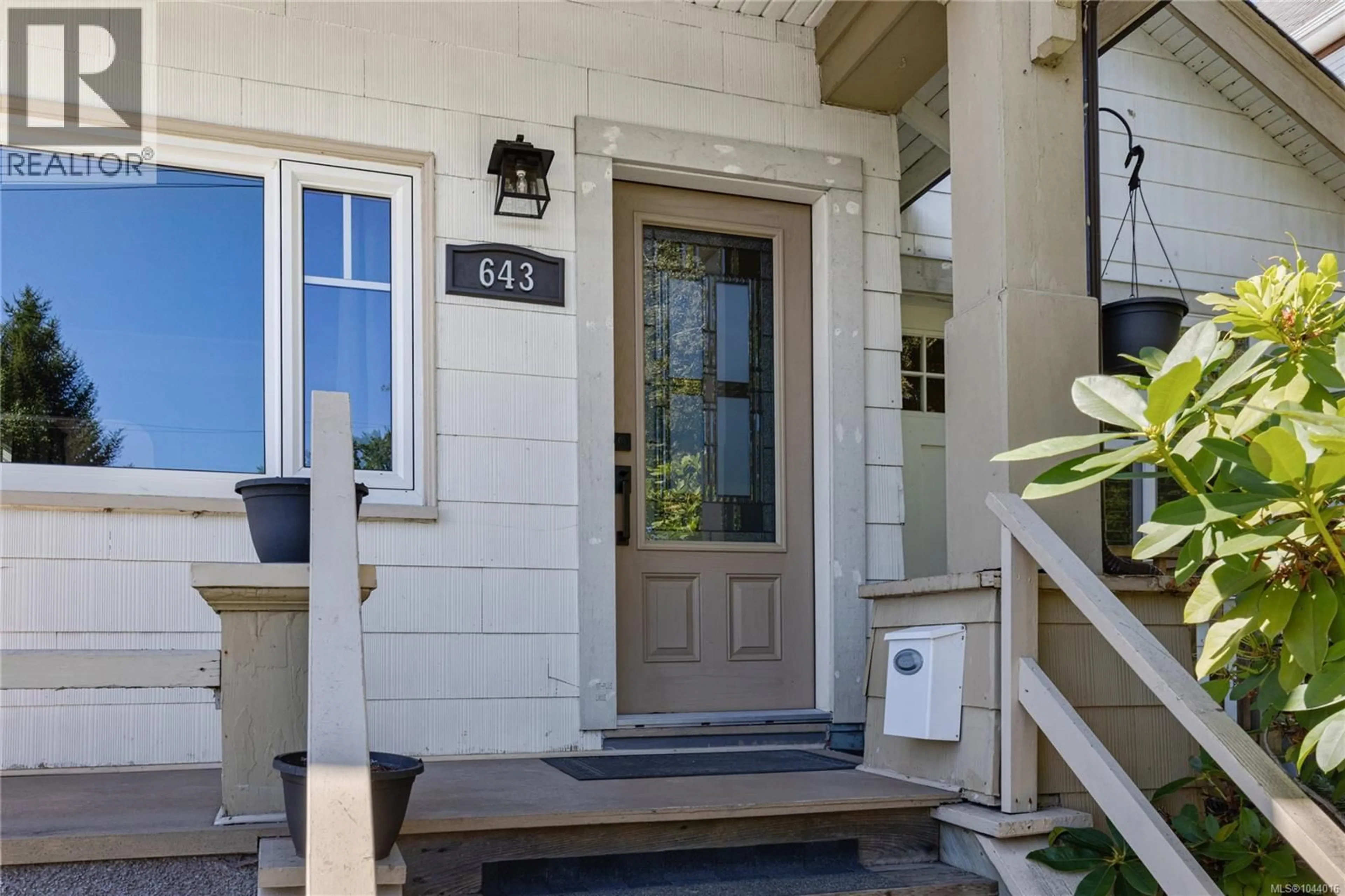 Indoor entryway for 643 KENNEDY STREET, Nanaimo British Columbia V9R2J9