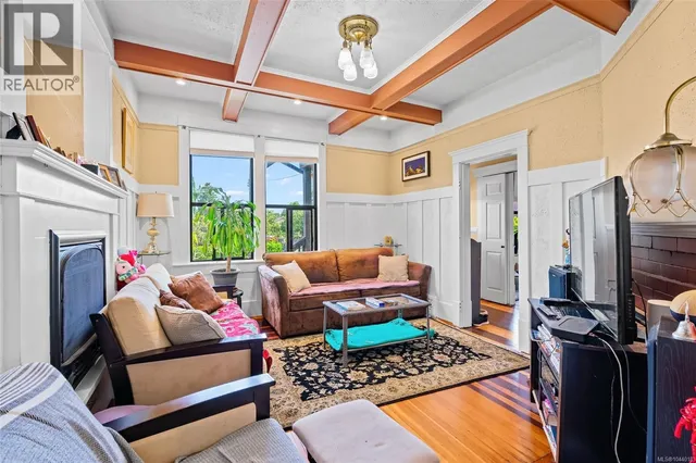 1439 HAULTAIN STREET, Victoria 3