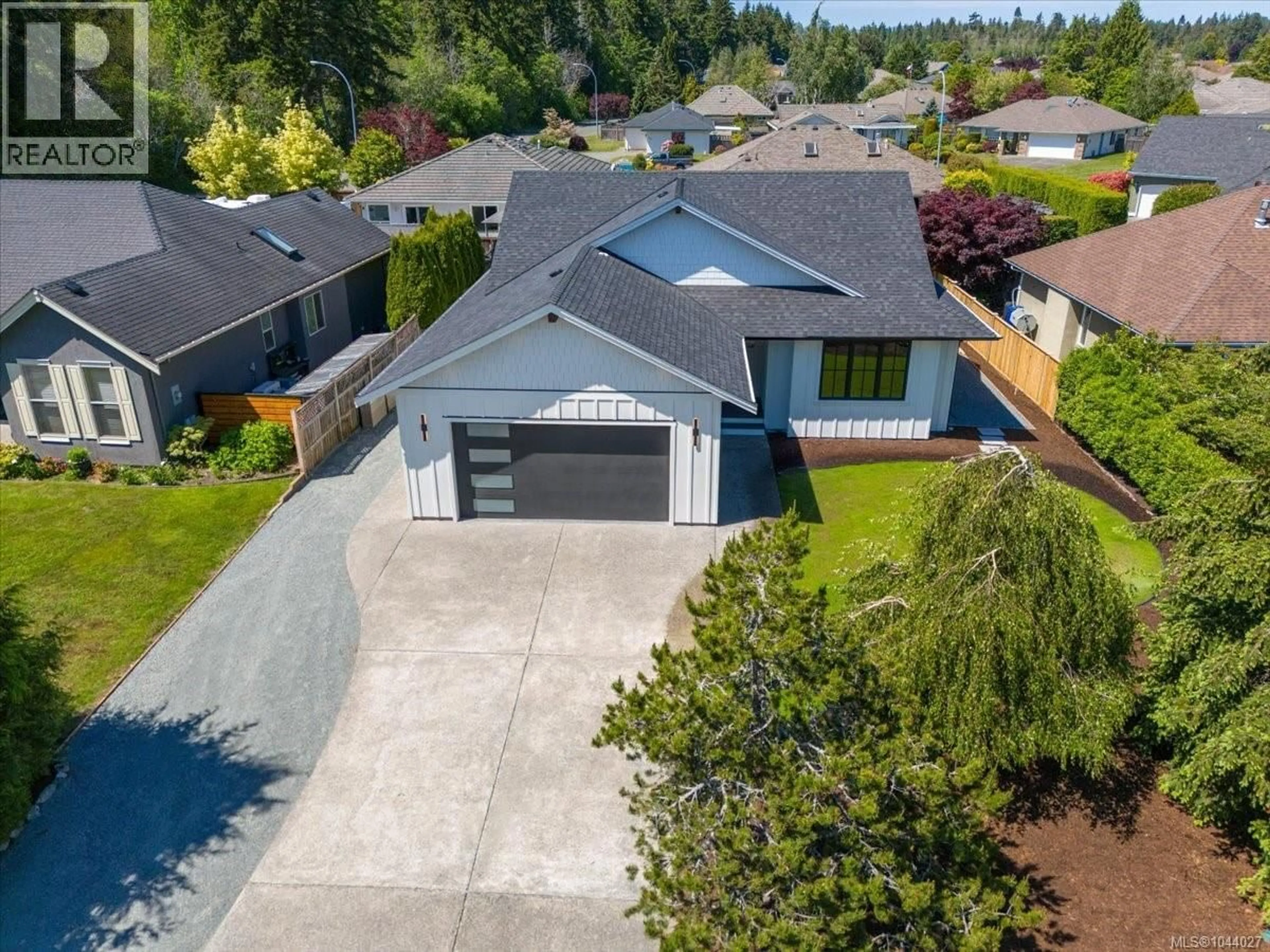 A pic from outside/outdoor area/front of a property/back of a property/a pic from drone, street for 846 WOODSIDE CRESCENT, Qualicum Beach British Columbia V9K2K8
