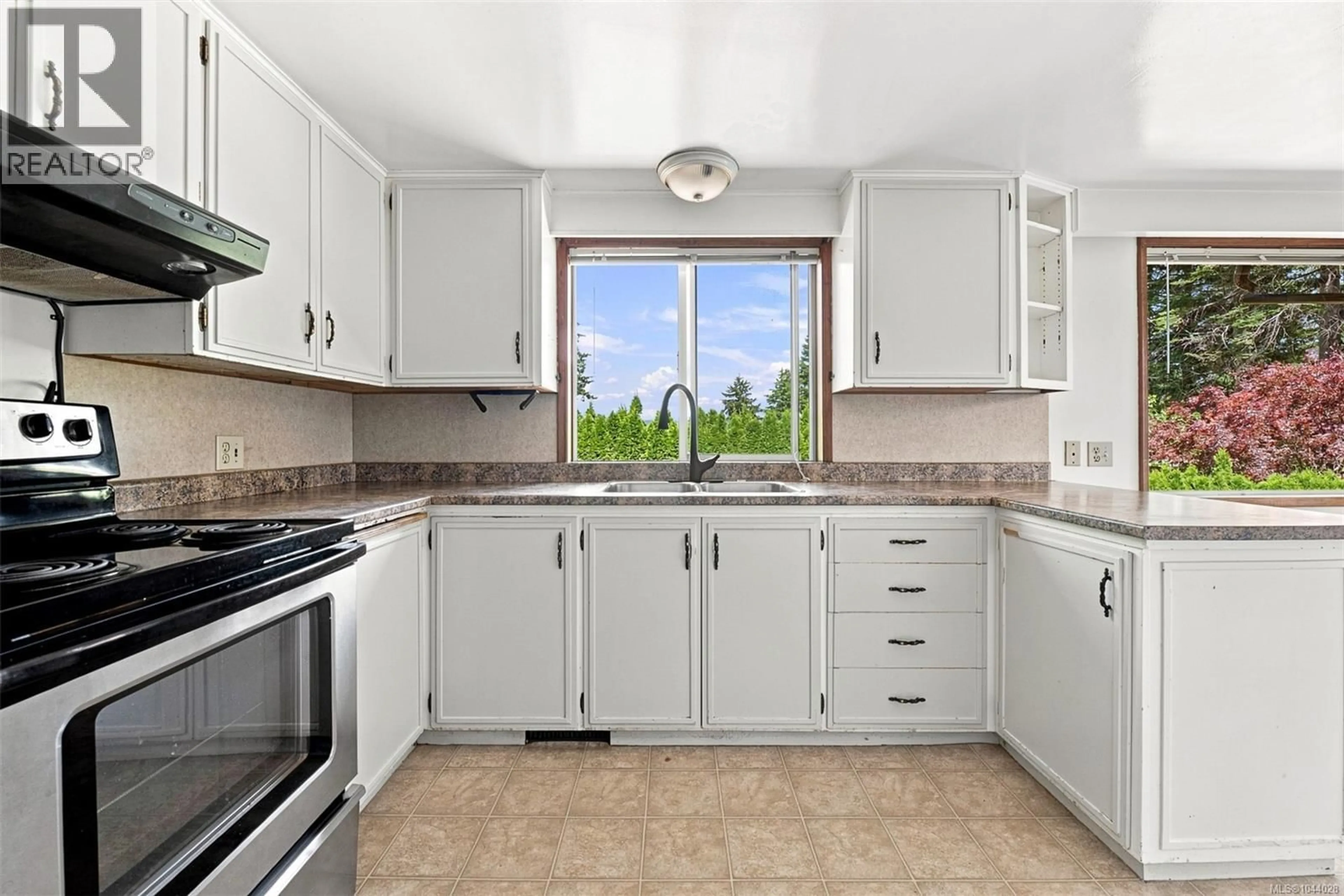 Standard kitchen, ceramic/tile floor for 1900 LEYNS ROAD, Saanich British Columbia V8N2Z8