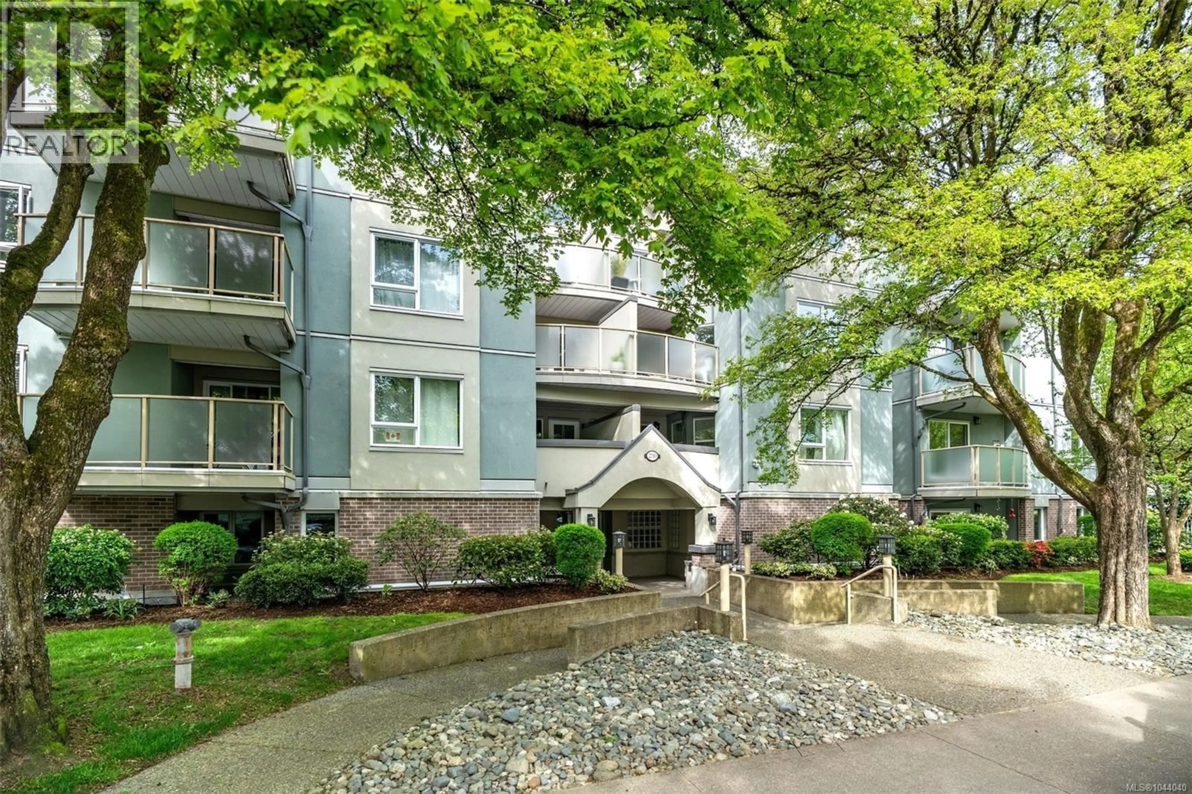 Patio, street for 202 - 2710 GROSVENOR ROAD, Victoria British Columbia V8T3M9