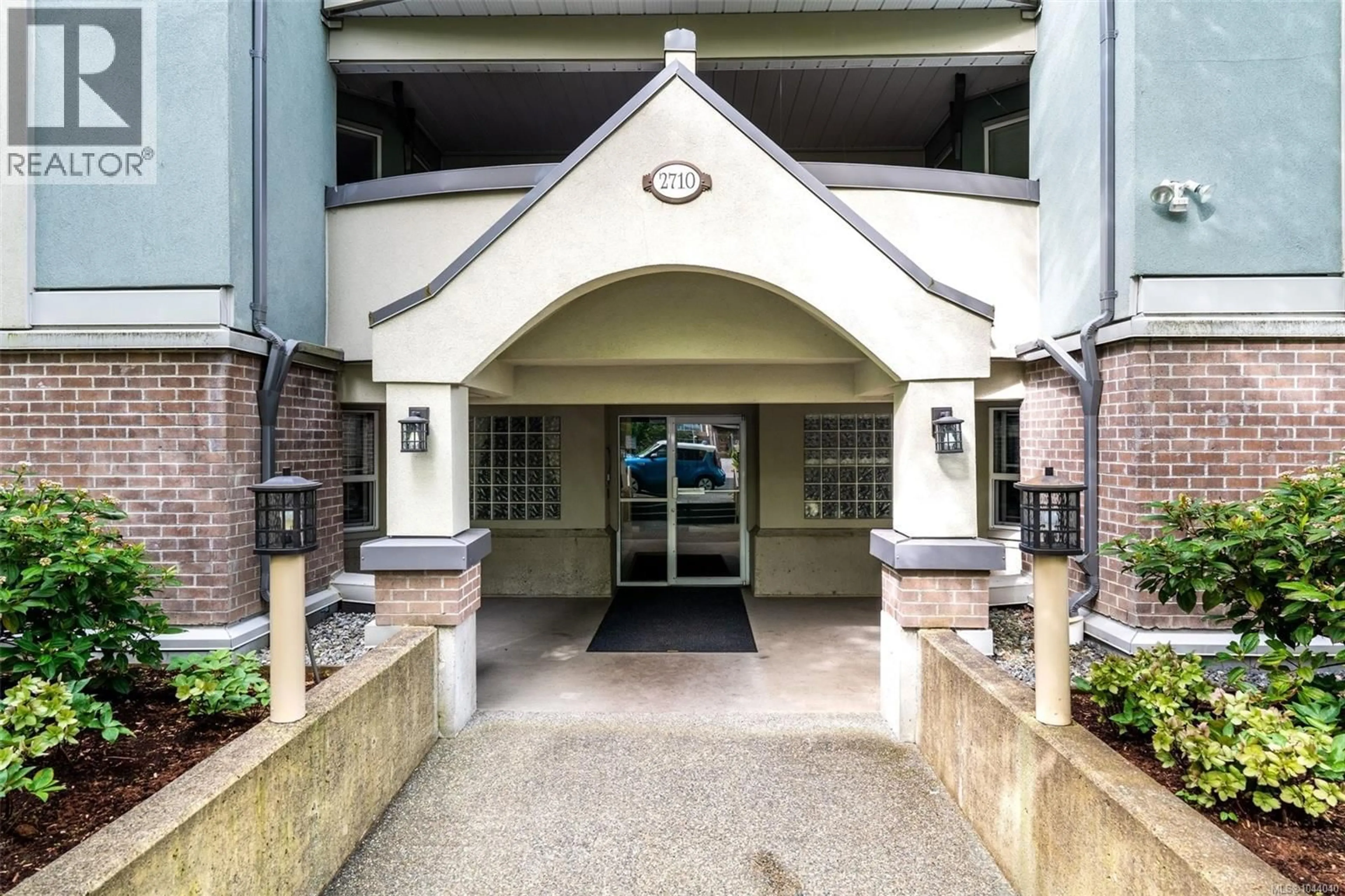 Indoor foyer for 202 - 2710 GROSVENOR ROAD, Victoria British Columbia V8T3M9