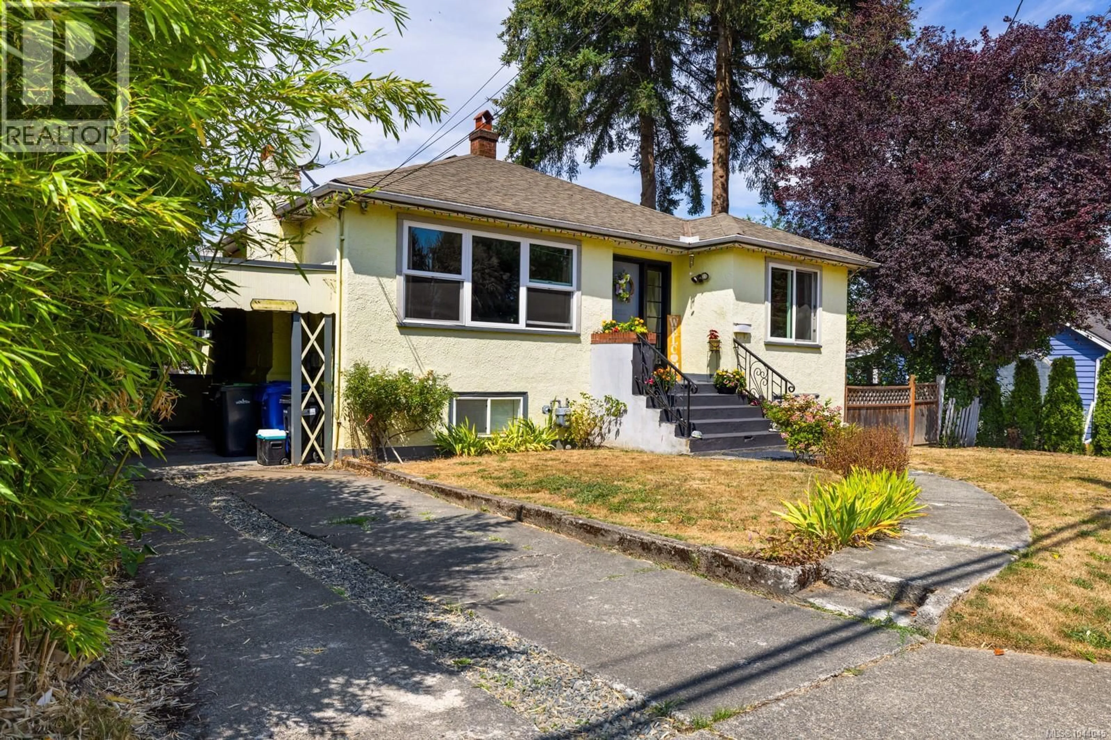 Home with vinyl exterior material, street for 461 HOWARD AVENUE, Duncan British Columbia V9L3M9