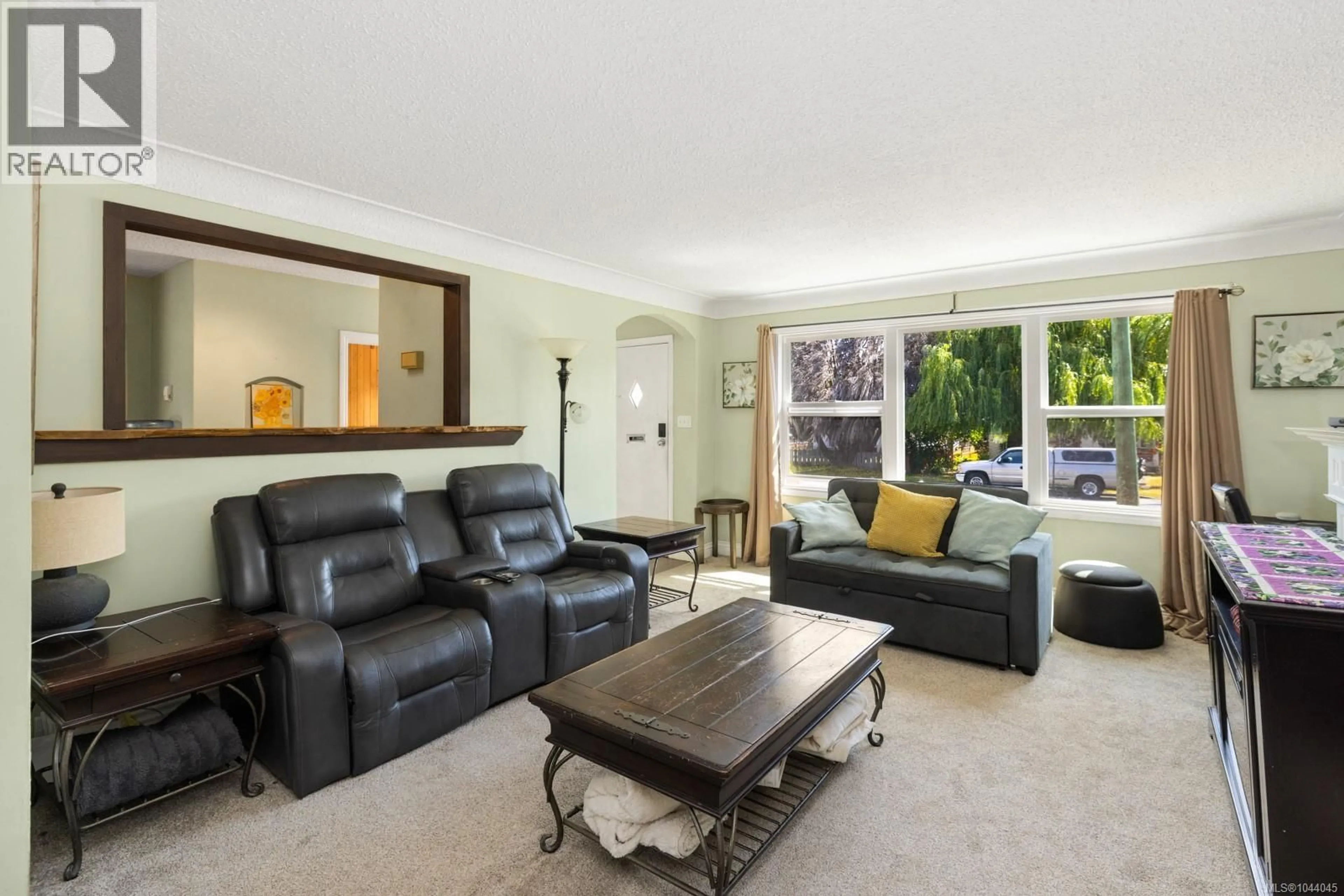 Living room with furniture, unknown for 461 HOWARD AVENUE, Duncan British Columbia V9L3M9
